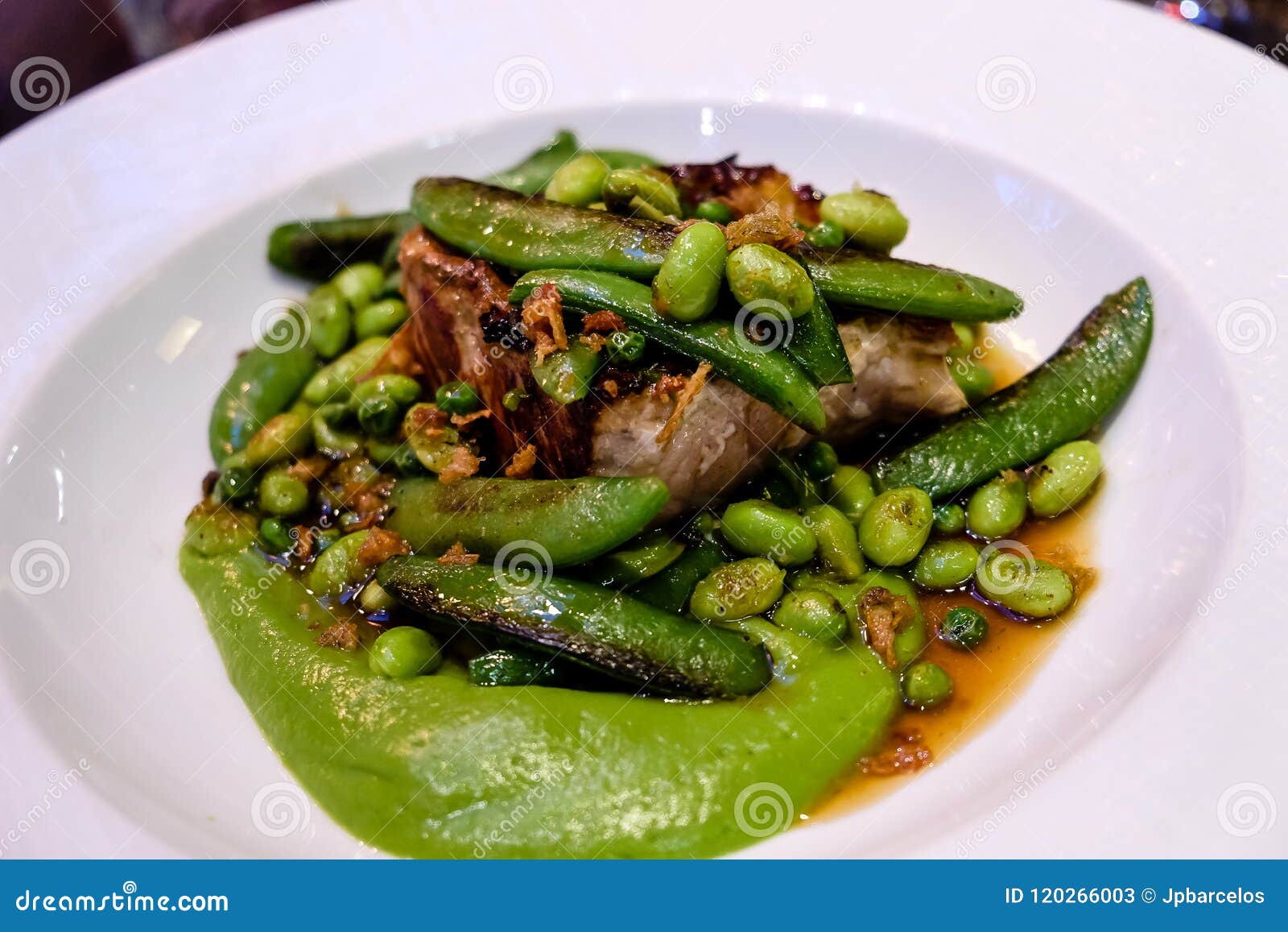 green beans and pork served at bistrot in paris