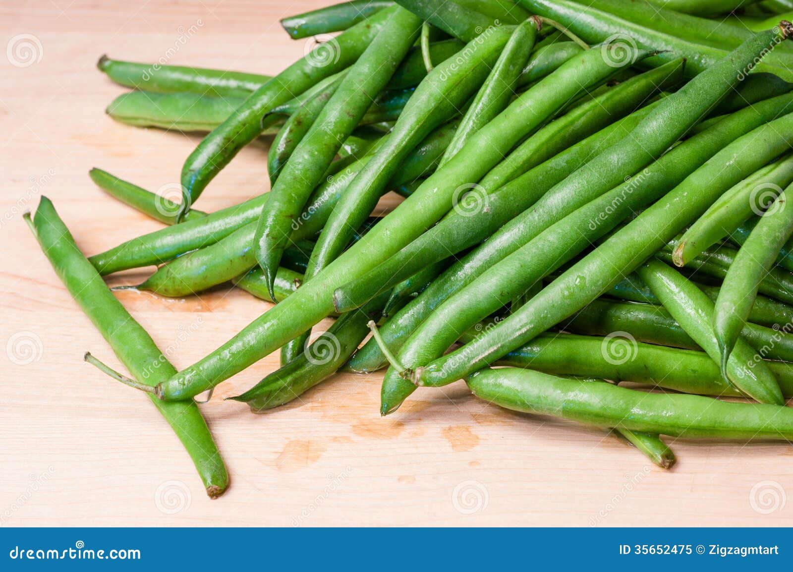 Green Beans on a Wooden Cutting Board Stock Image - Image of organic ...