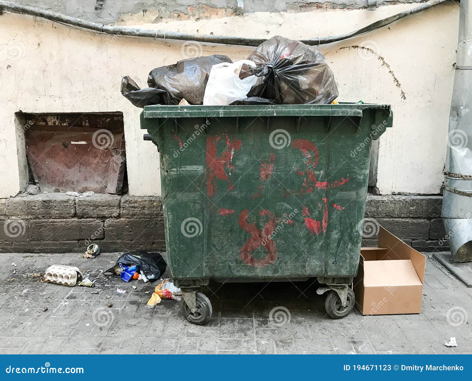 12,200+ Dirty Trash Can Stock Photos, Pictures & Royalty-Free