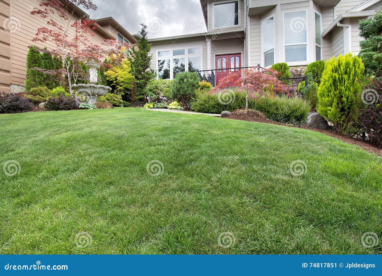green grass lawn in manicured frontyard garden
