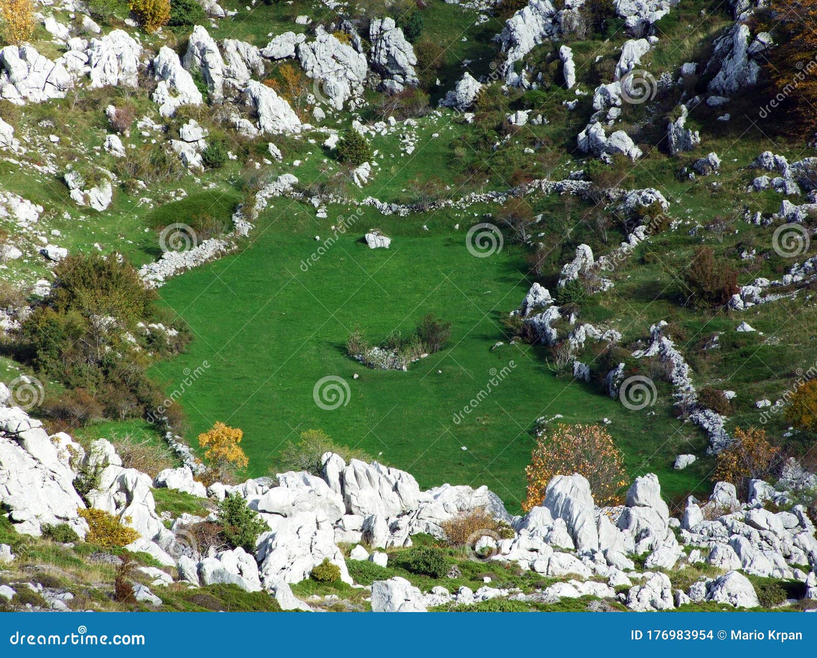 green karst pastures in the velebit plateaus, croatia zeleni krski pasnjaci na velebitskim visoravnima, hrvatska