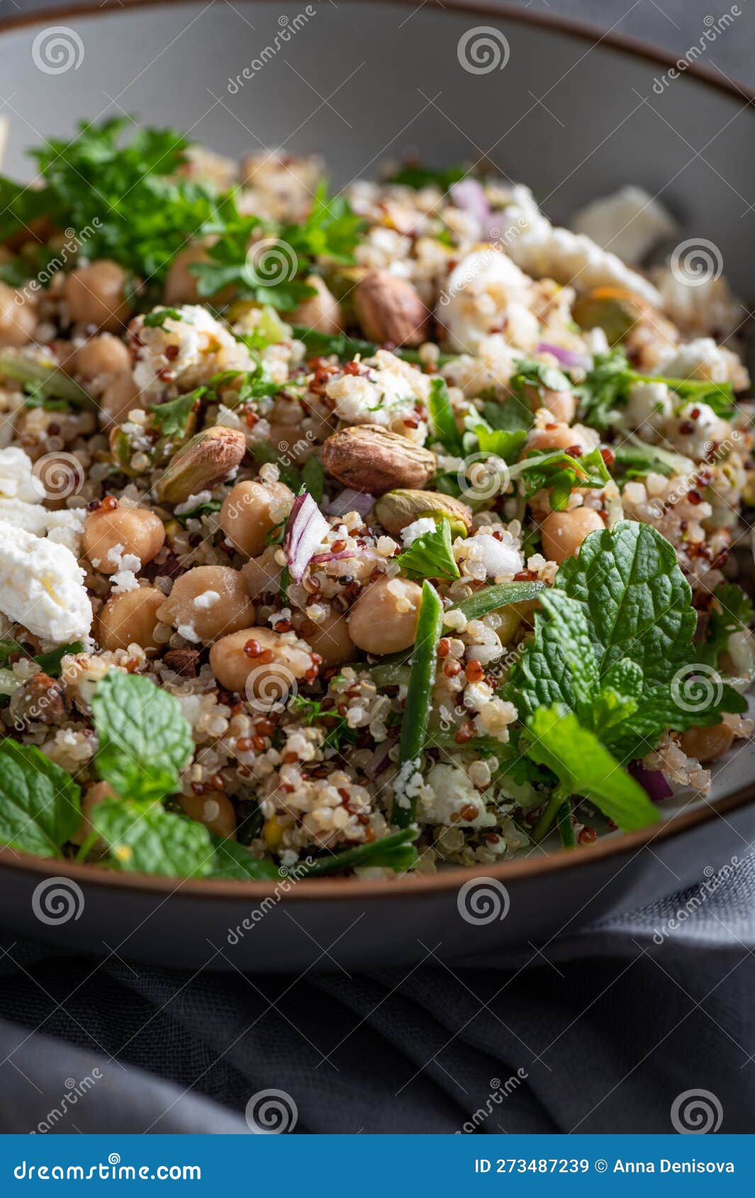 green salad with pears, blue cheese, walnuts