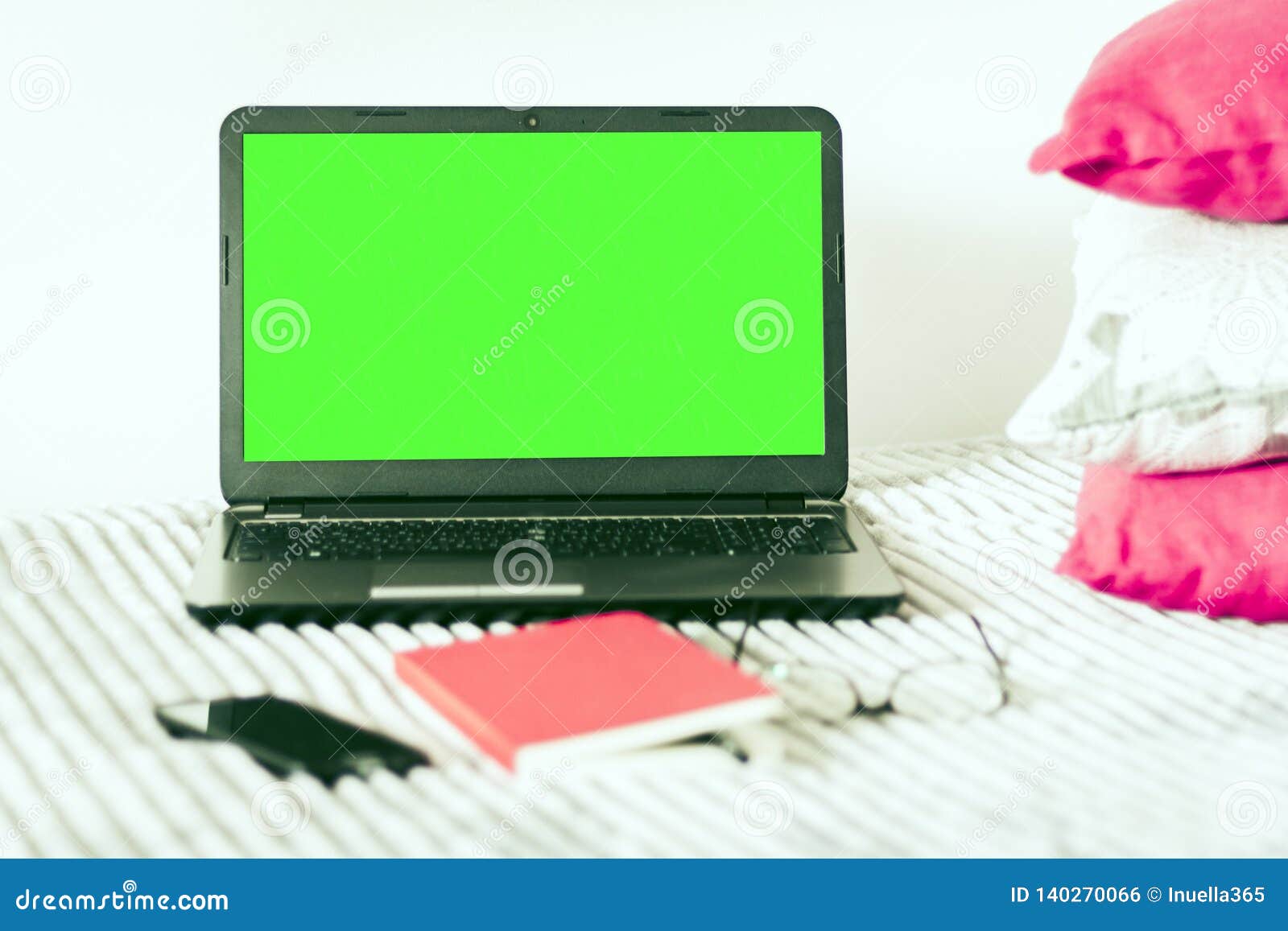 Sự kết hợp tuyệt vời giữa màu xanh và thiết kế laptop hiện đại chắc chắn sẽ thu hút sự chú ý của bạn. Để khám phá hình ảnh của chiếc laptop xanh nền trong môi trường làm việc hoặc học tập, hãy bấm vào liên kết tương ứng.