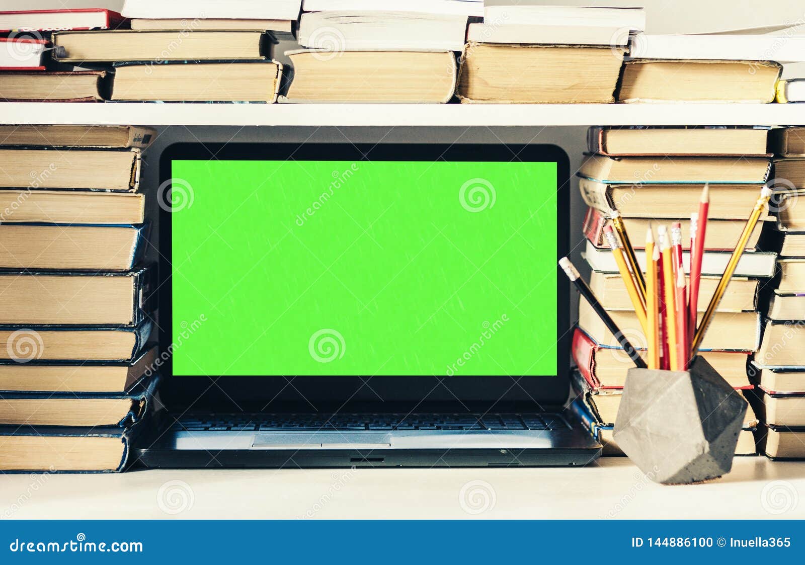 Bạn muốn tạo bối cảnh học tập thuận tiện và đầy cảm hứng? Hãy xem ngay hình ảnh về phông nền màn hình xanh đầy sáng tạo kết hợp với laptop, đống sách, sổ tay và bút viết trên nền trắng. Đẹp mắt và tiện lợi, chắc chắn sẽ giúp bạn tập trung tối đa vào công việc học tập.
