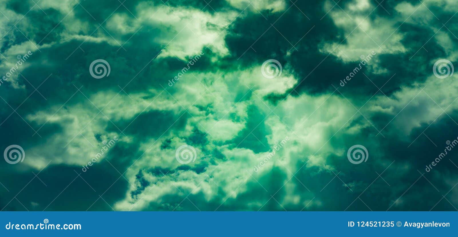 Nhìn đám mây xanh trôi êm dịu trên không trung, tâm trí bạn sẽ được làm dịu đi và cảm nhận được sự thanh thản. Hãy chiêm ngưỡng hình ảnh đẹp này để tìm lại sự bình yên trong tâm hồn.