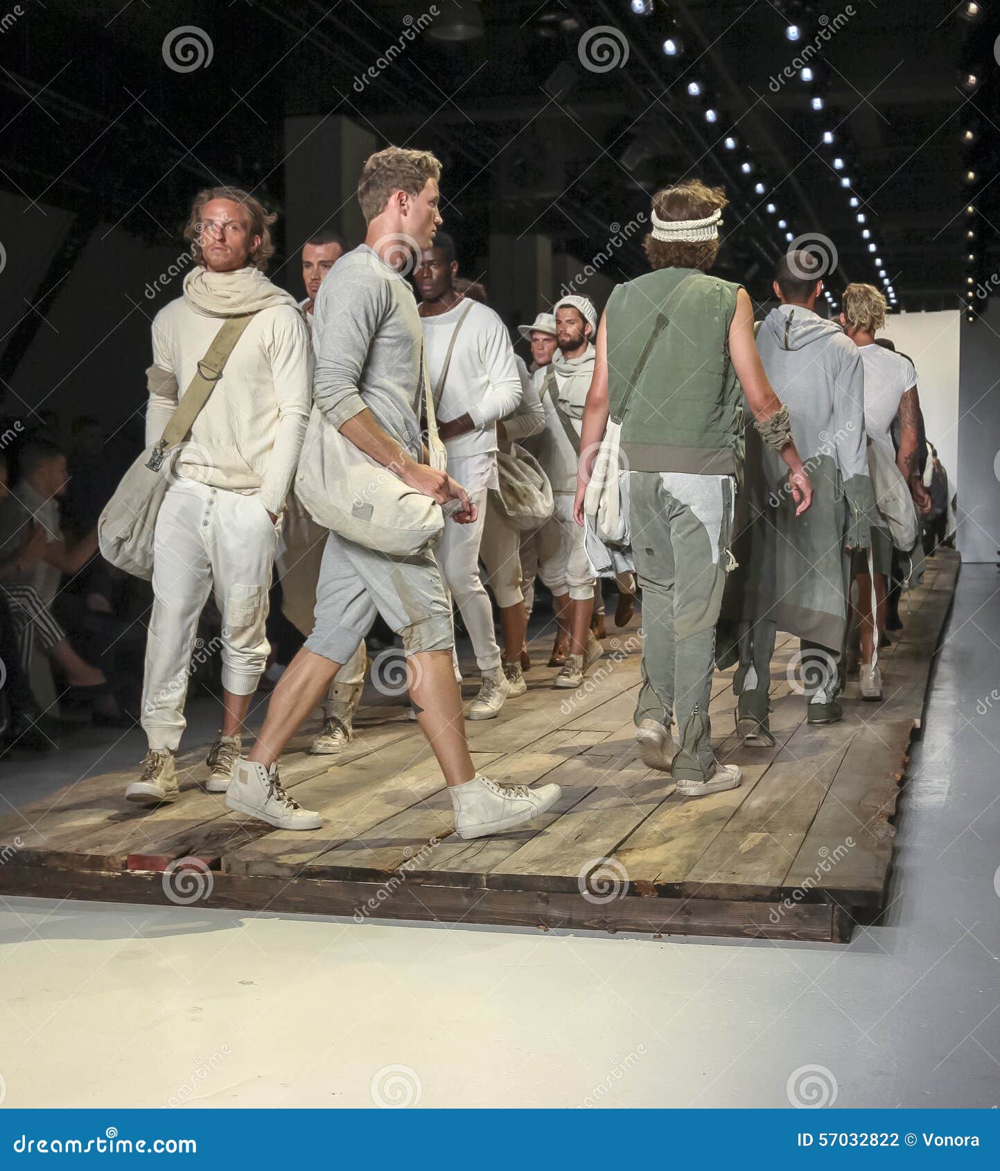New York, NY, Etats-Unis - 15 juillet 2015 : Piste de promenade de modèles à l'exposition de Greg Lauren Runway pendant la semaine de mode de New York : Le S/S 2016 des hommes à la lucarne Clarkson carré, Manhattan