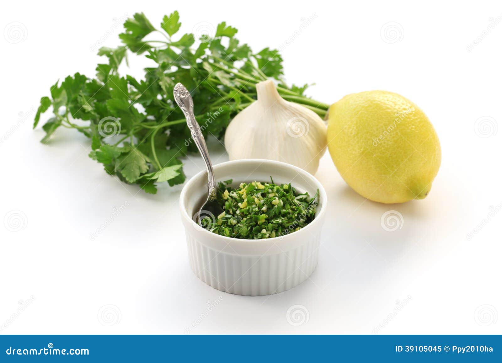 Gremolata. Condimento dell'erba tagliato italiano, fondo bianco