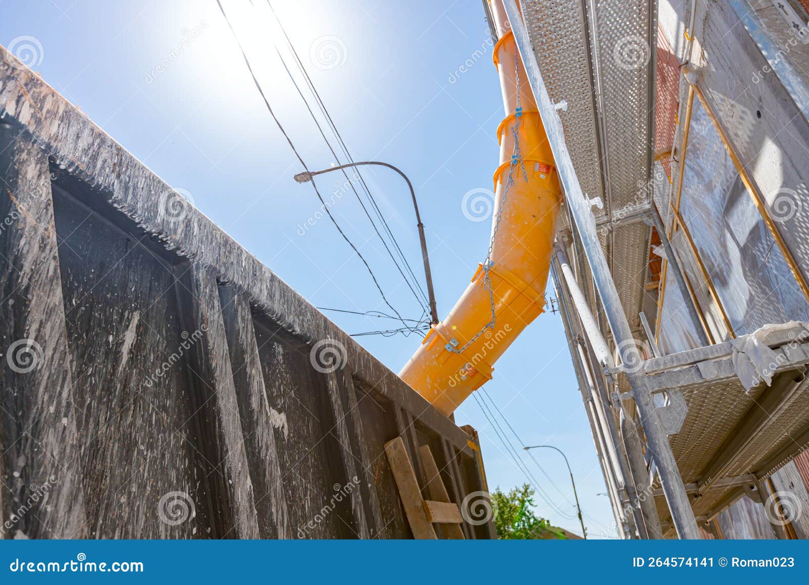 Grenaille De Fond Sur Remorque Camion-benne Frottée De Mortier Et De Tuyau  Jaune Pour Les Déchets Contre Un Bâtiment En Constructi Image stock - Image  du résidentiel, complexe: 264574141