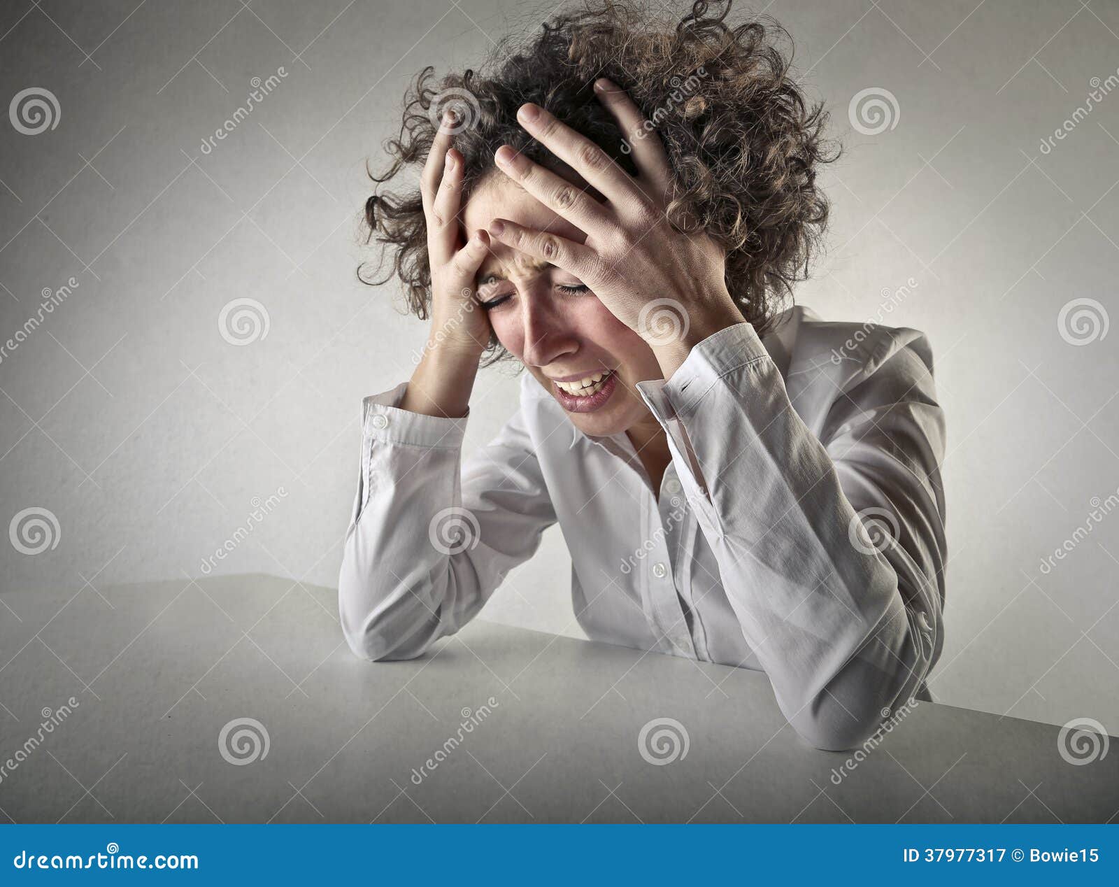 Per Poter Sentirla Si Deve Gridare Gridare Disperato Della Donna Immagine Stock - Immagine di gridi