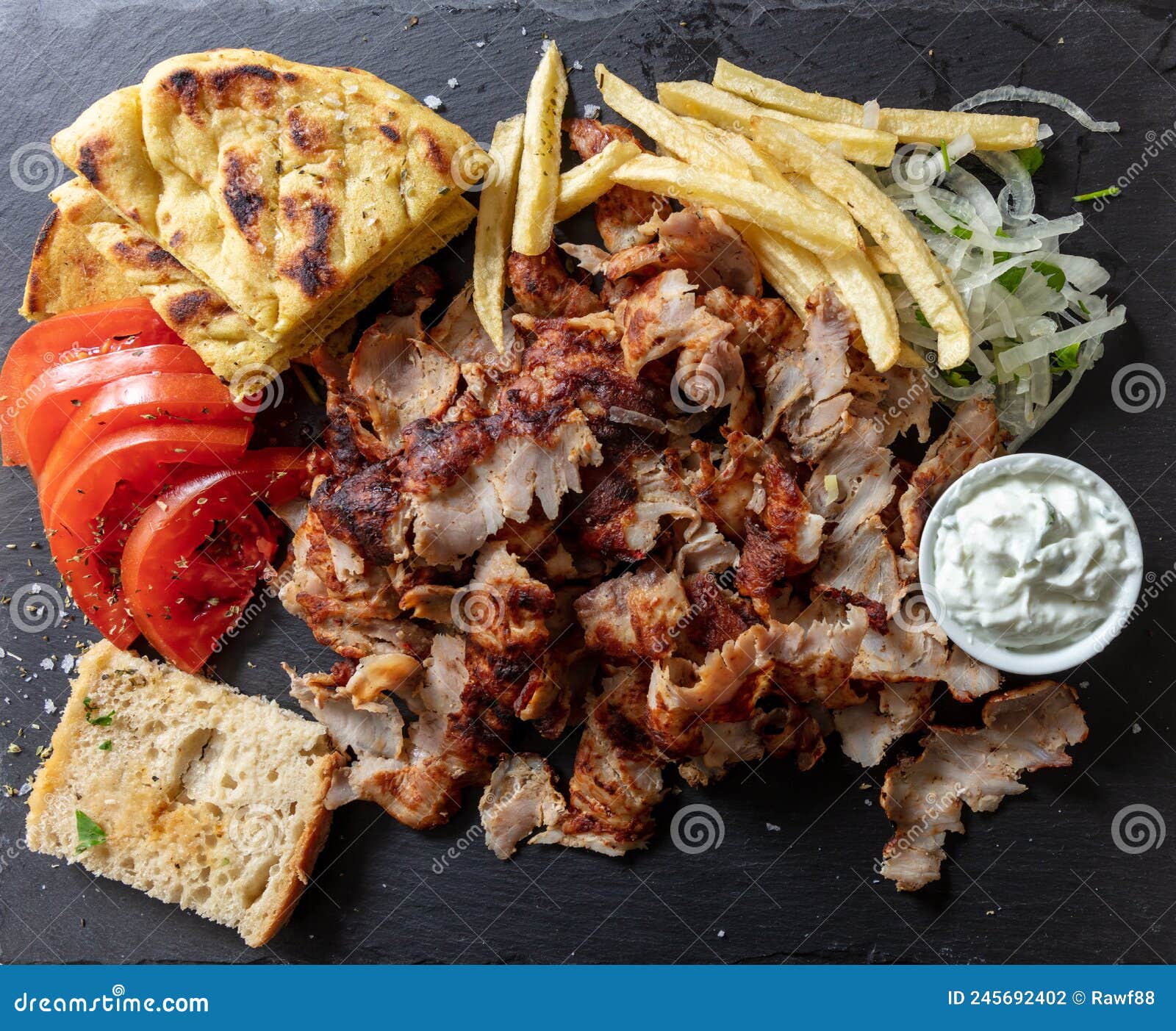 Grieche Gyro Traditionelle Fleisch-Lebensmittel Auf Schwarzen Overhead ...