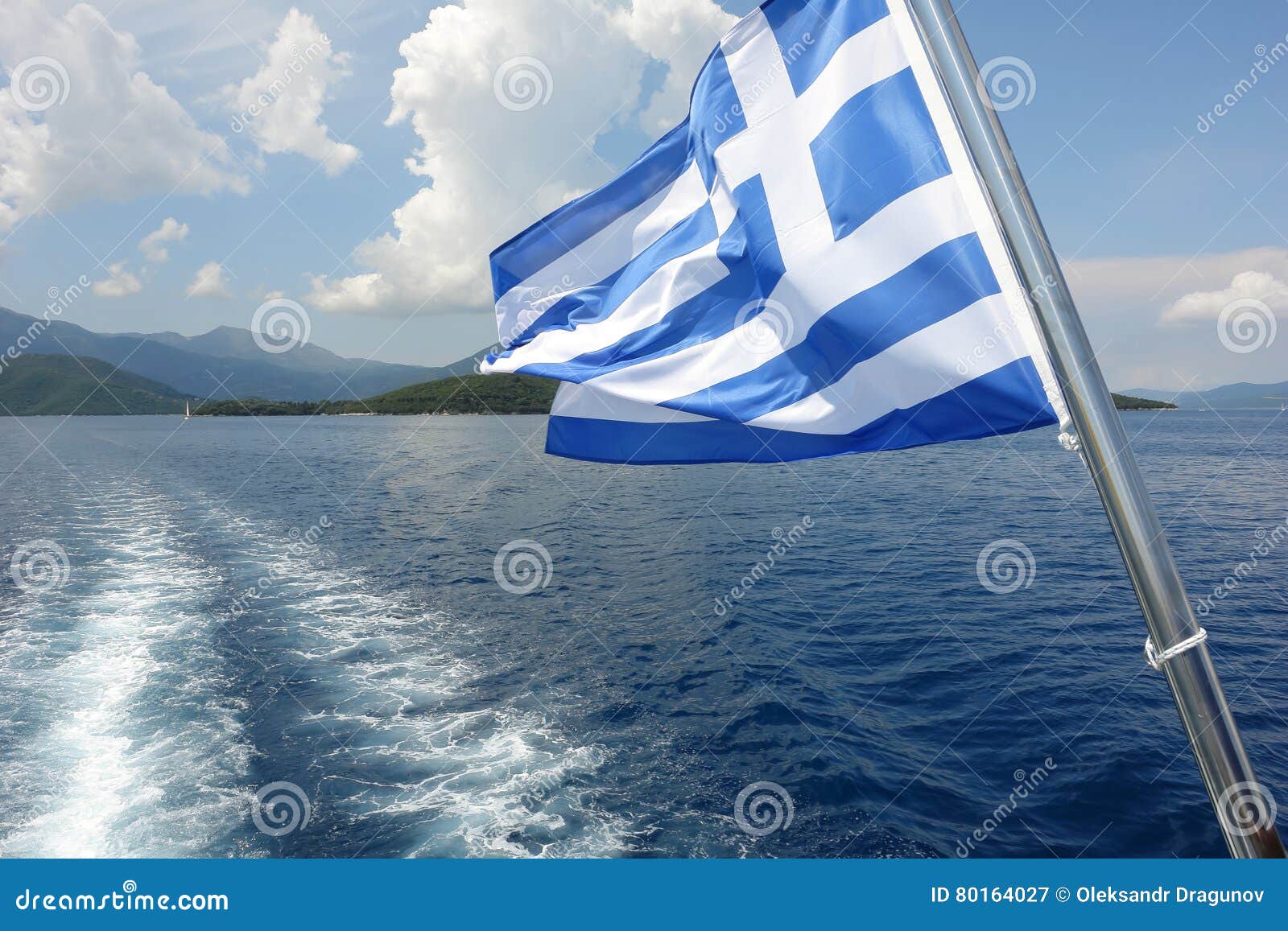 Griechische Flagge Und Blaues Meer Stockbild - Bild von inseln