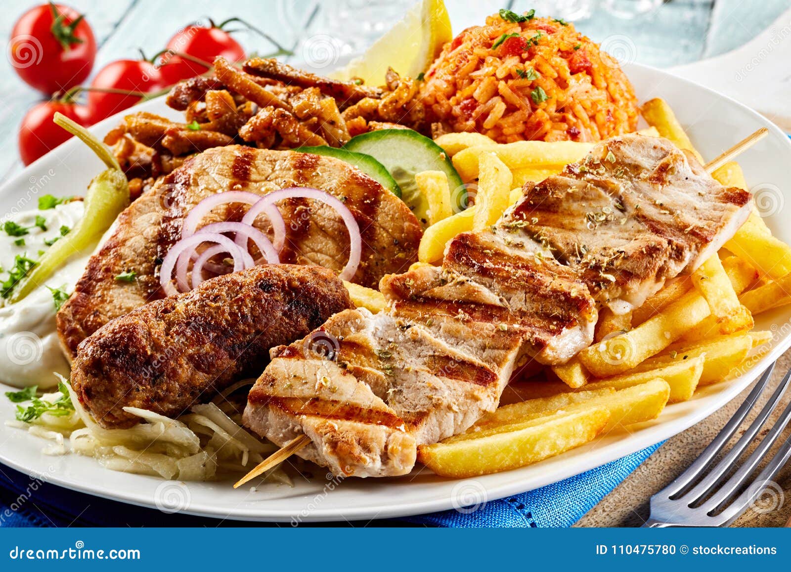Griechische Grillplatte Mit Sortiertem Fleisch Stockfoto - Bild von ... Griechische Grillplatte Mit Sortiertem Fleisch Stockfoto - Bild von ...