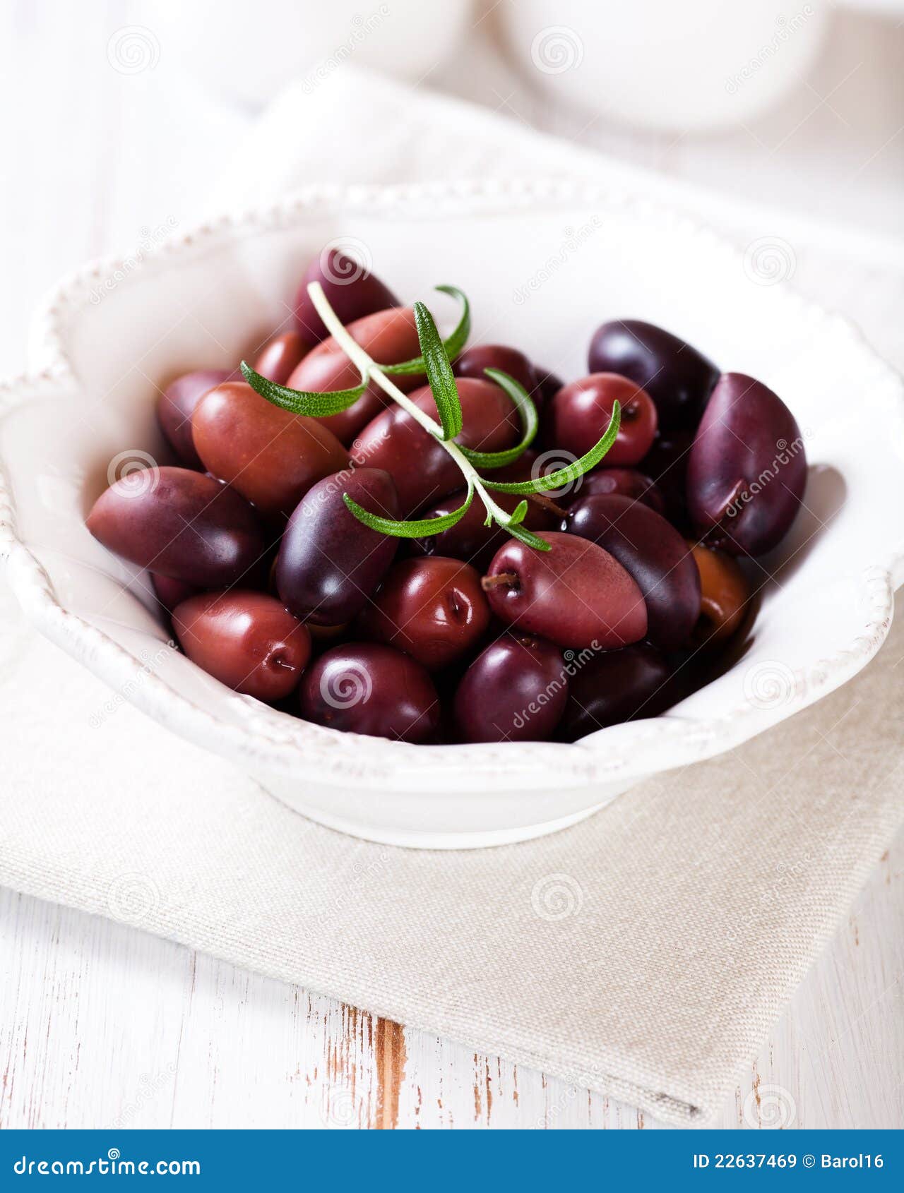 Griechische KalamataOliven Stockbild Bild von schüssel, kräuter