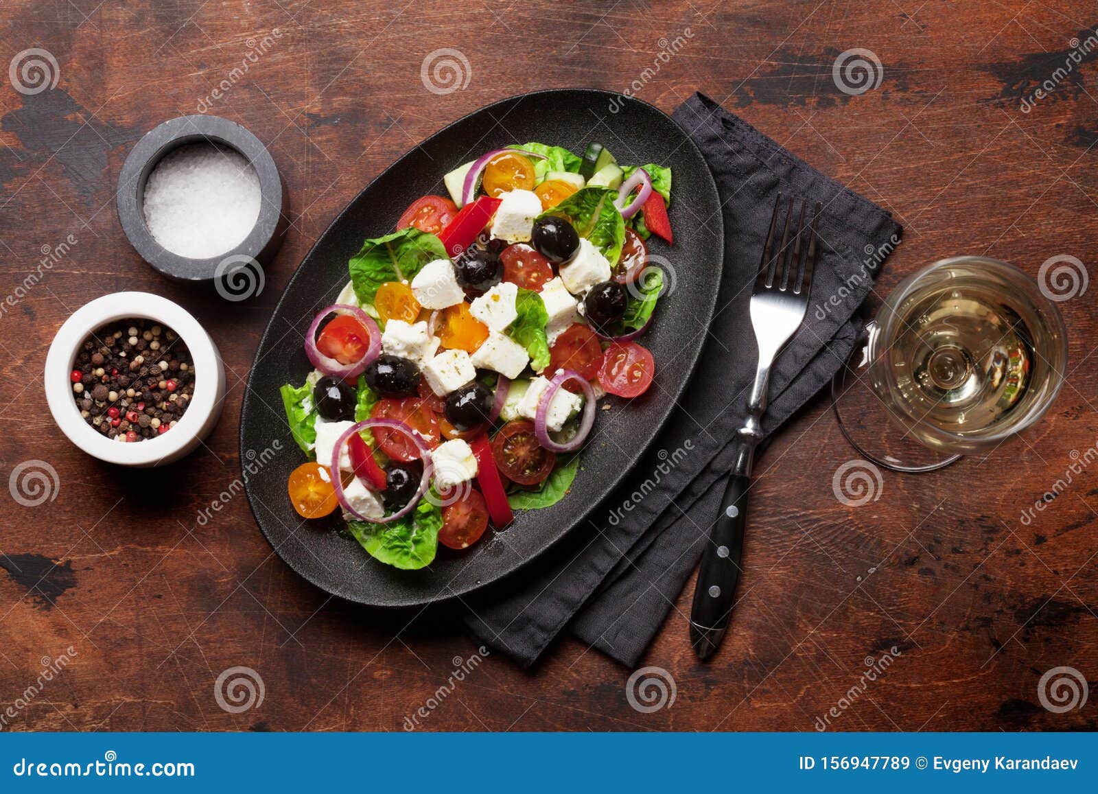 Griechische Salatplatte Und -Wei?wein Stockbild - Bild von gurke, über ...