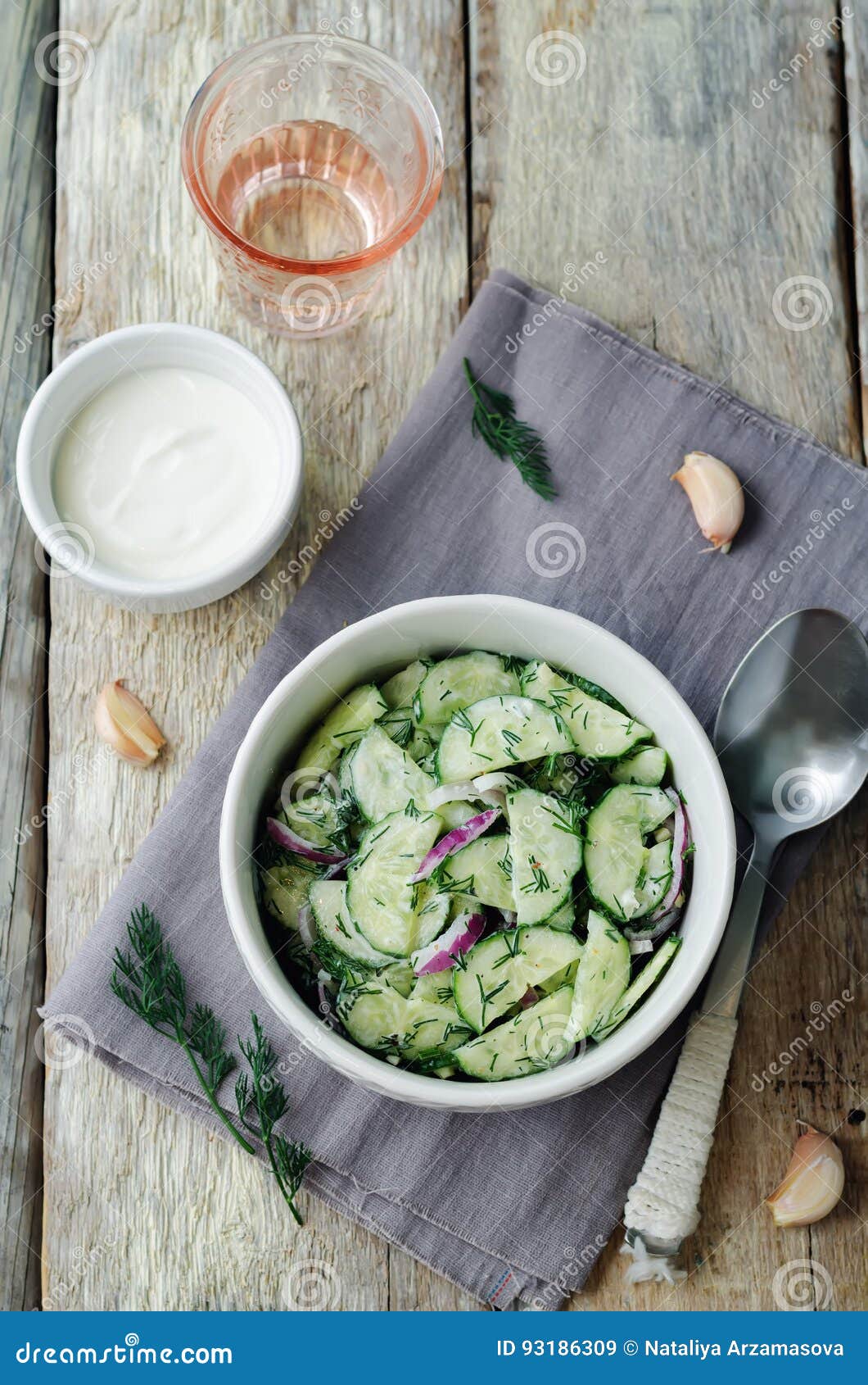 Griechischer Gurkensalat Der Roten Zwiebel Des Joghurts Stockbild ...