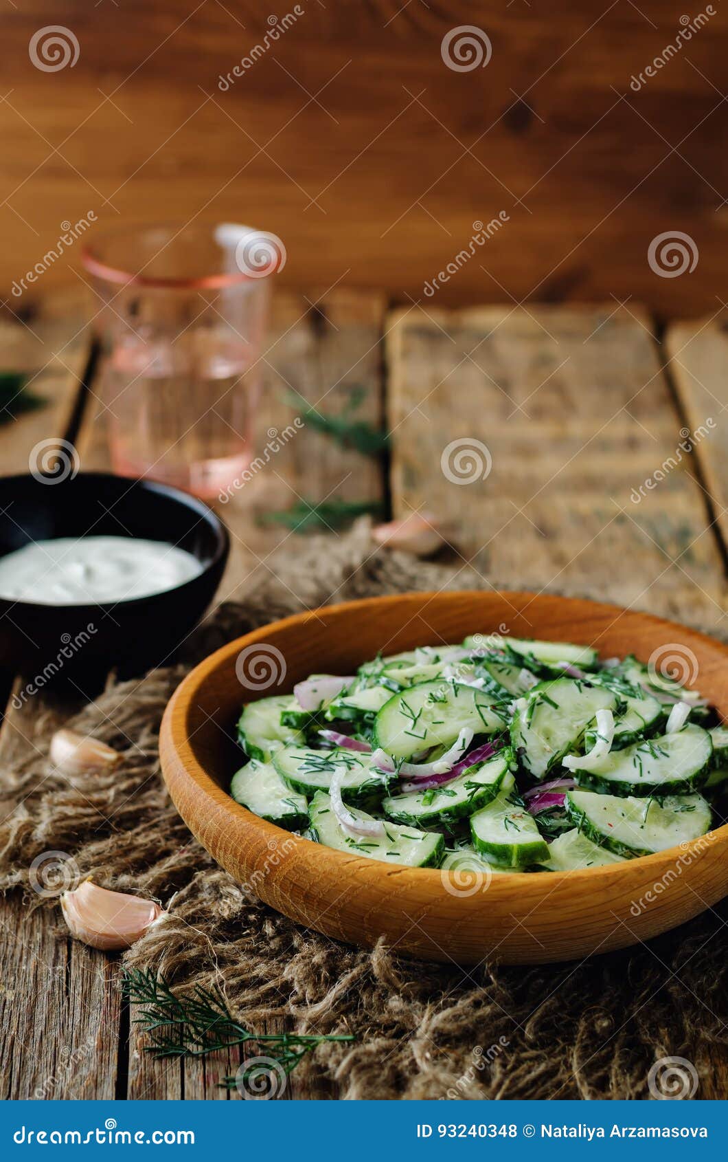 Griechischer Gurkensalat Der Roten Zwiebel Des Joghurts Stockfoto ...