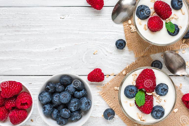Griechischer Jogurt Mit Frischen Beeren, Hafern Und Minze in Den ...