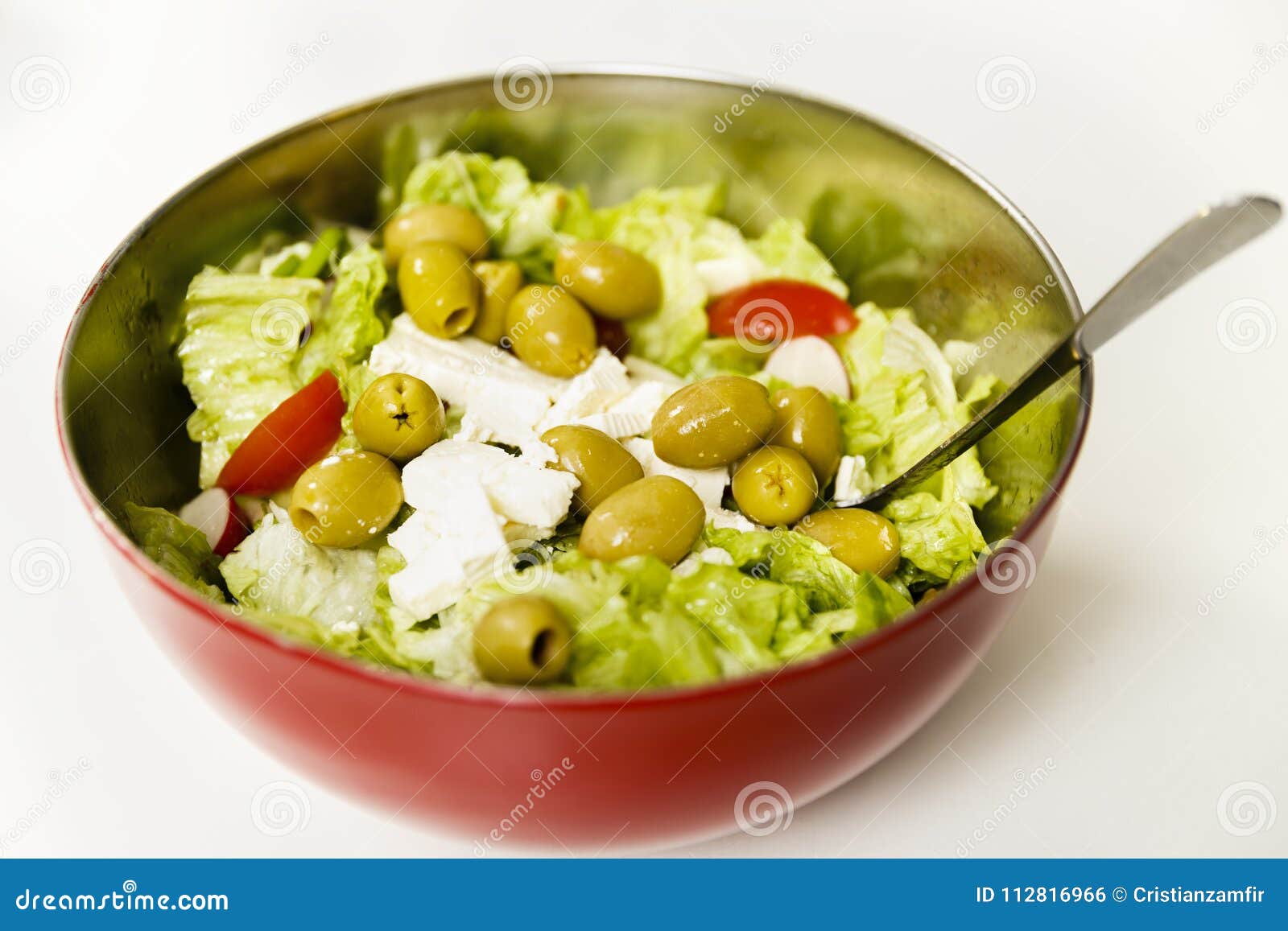 Griechischer Salat Mit Eisbergsalat, Oliven, Feta Und Condim Stockfoto ...