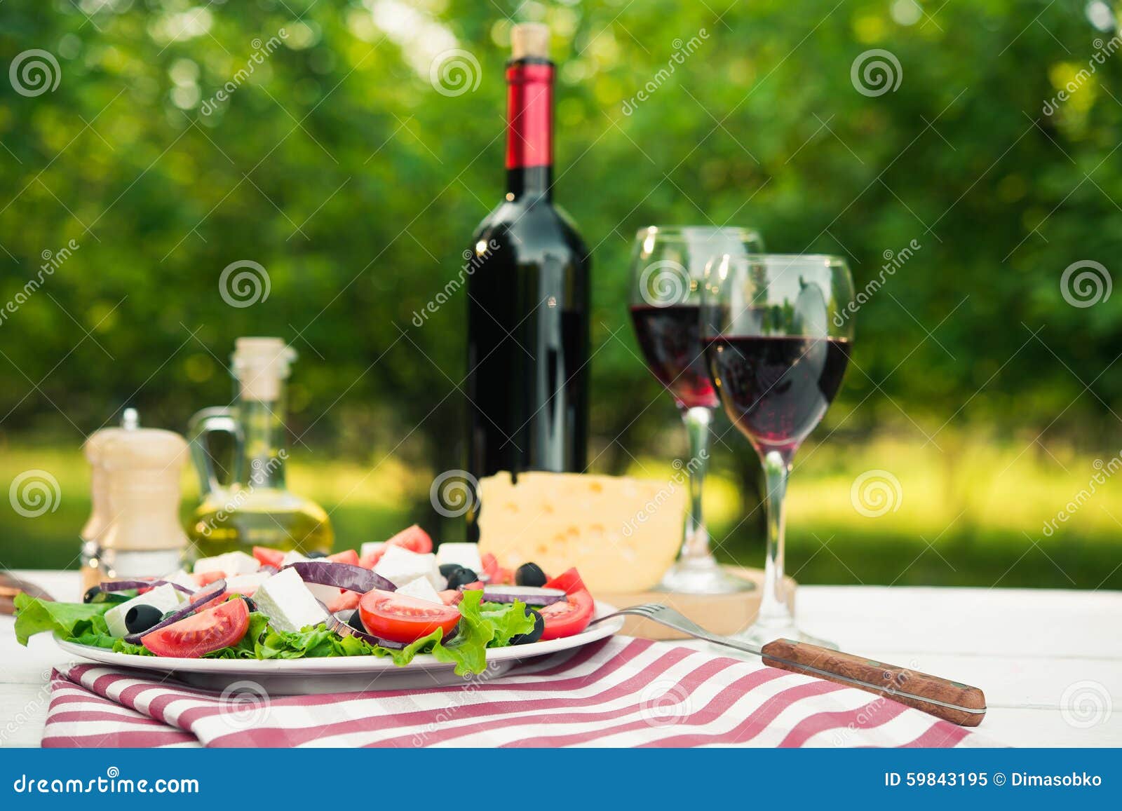 Griechischer Salat Und Glas Wein Stockbild - Bild von griechisch,  abendessen: 59843195