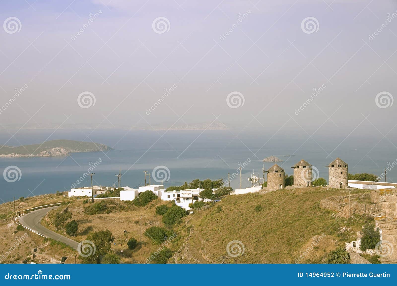 Griechisches Ackerland. Schönes Ackerland auf Patmos Insel mit seinen alten Windmühlen und weißen Häusern auswärts das Meer