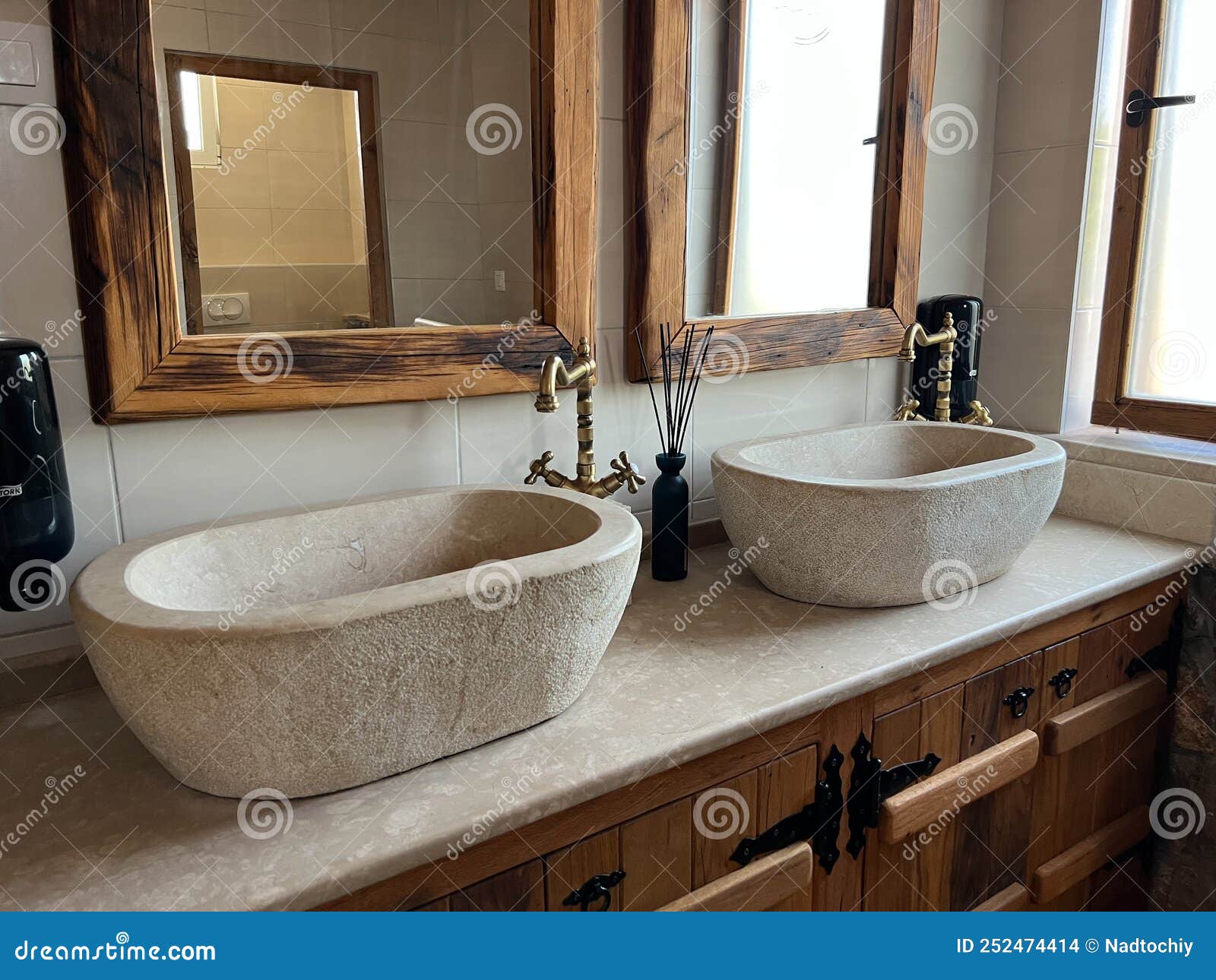 Grifos De Bronce Sobre Lavabo De Piedra En El Cuarto De Baño Foto de  archivo - Imagen de servicio, retro: 252474414