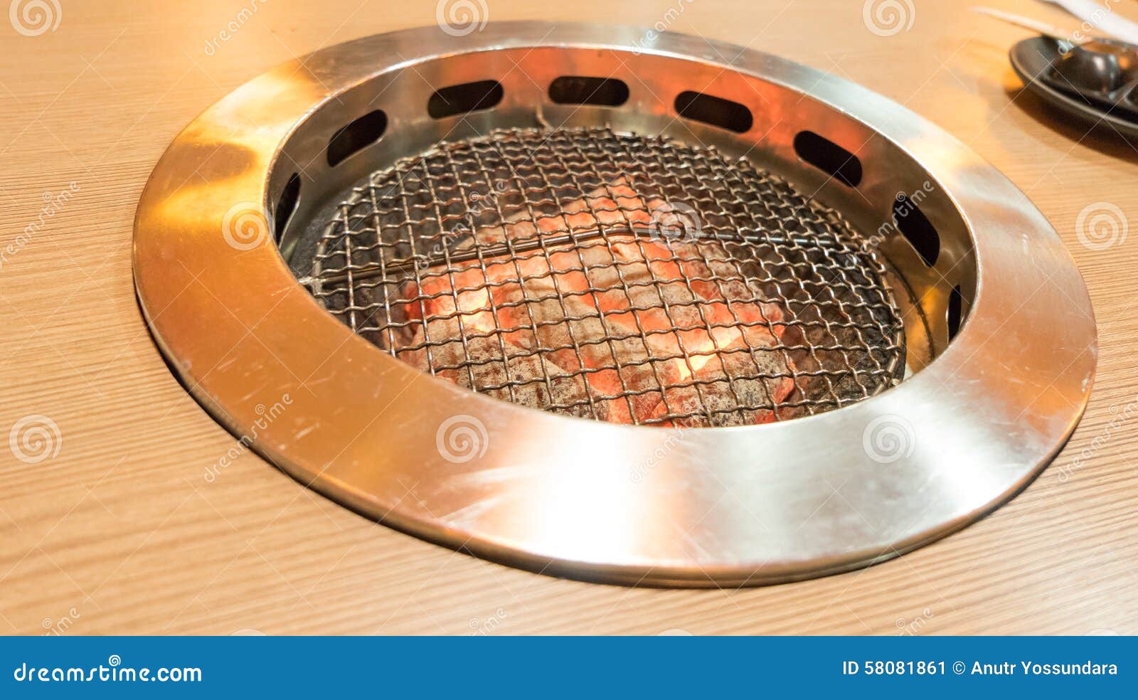 Griglia giapponese del BBQ immagine stock. Immagine di vaschetta 58081861