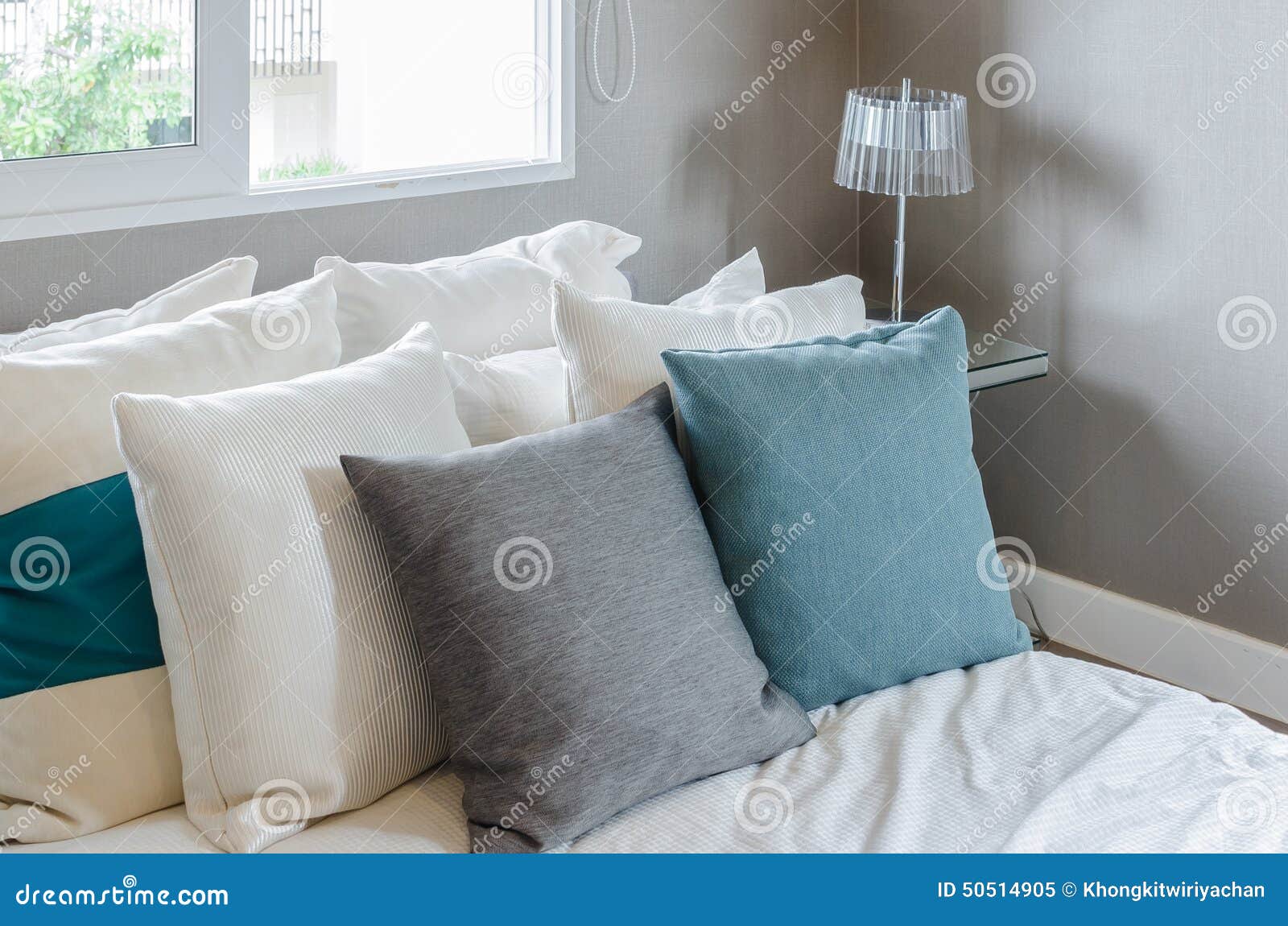 Grijs en groen hoofdkussen op wit bed in moderne slaapkamer stock ... Grijs met bed