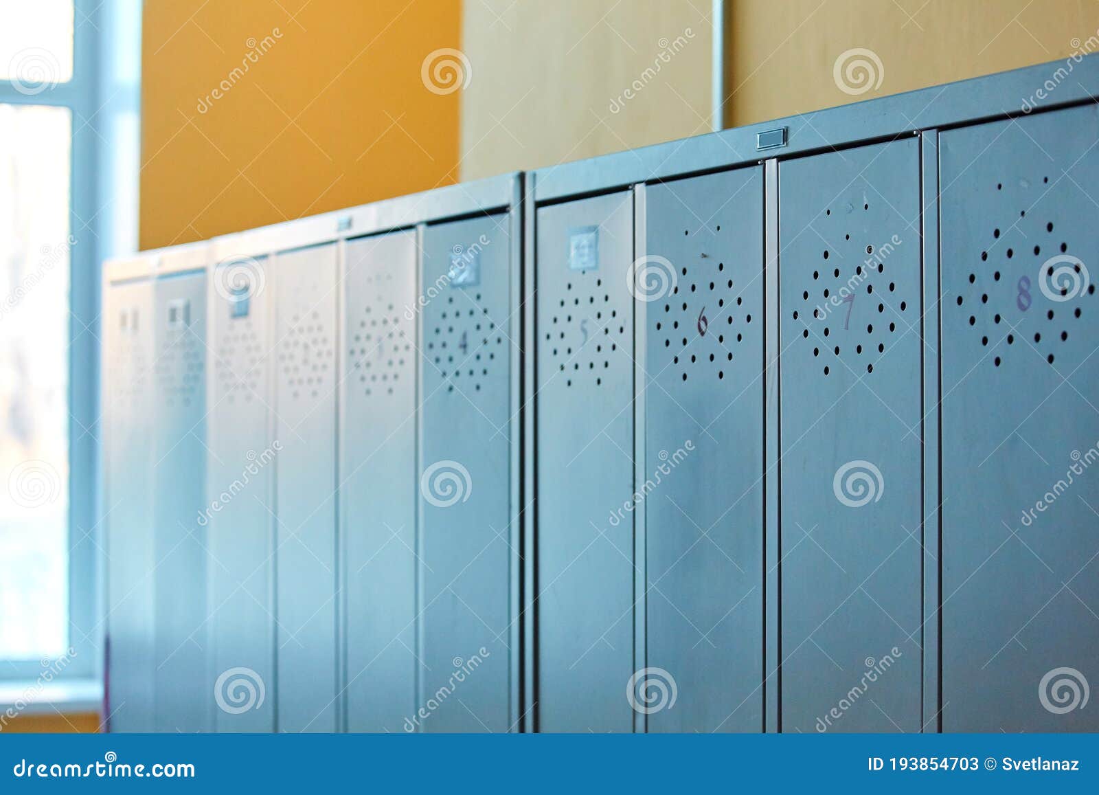 Aarde Onderscheid beu Grijze Metalen Verouderde Lockers in De Lege Schoolgang Van De Oude School  Stock Afbeelding - Image of schoon, zaal: 193854703