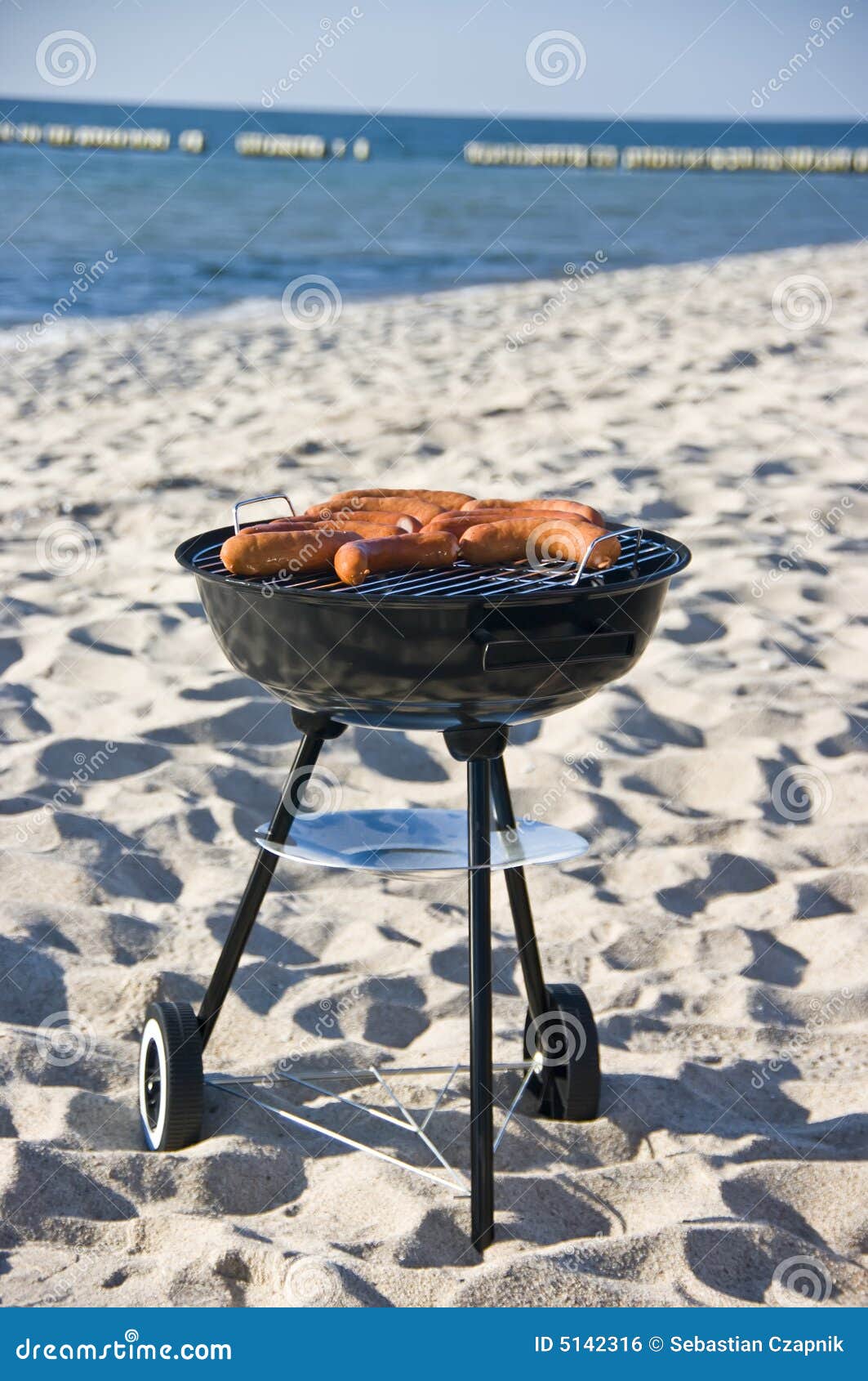 Grill auf Strand stockfoto. Bild von nahrung, sandig, grillen 5142316