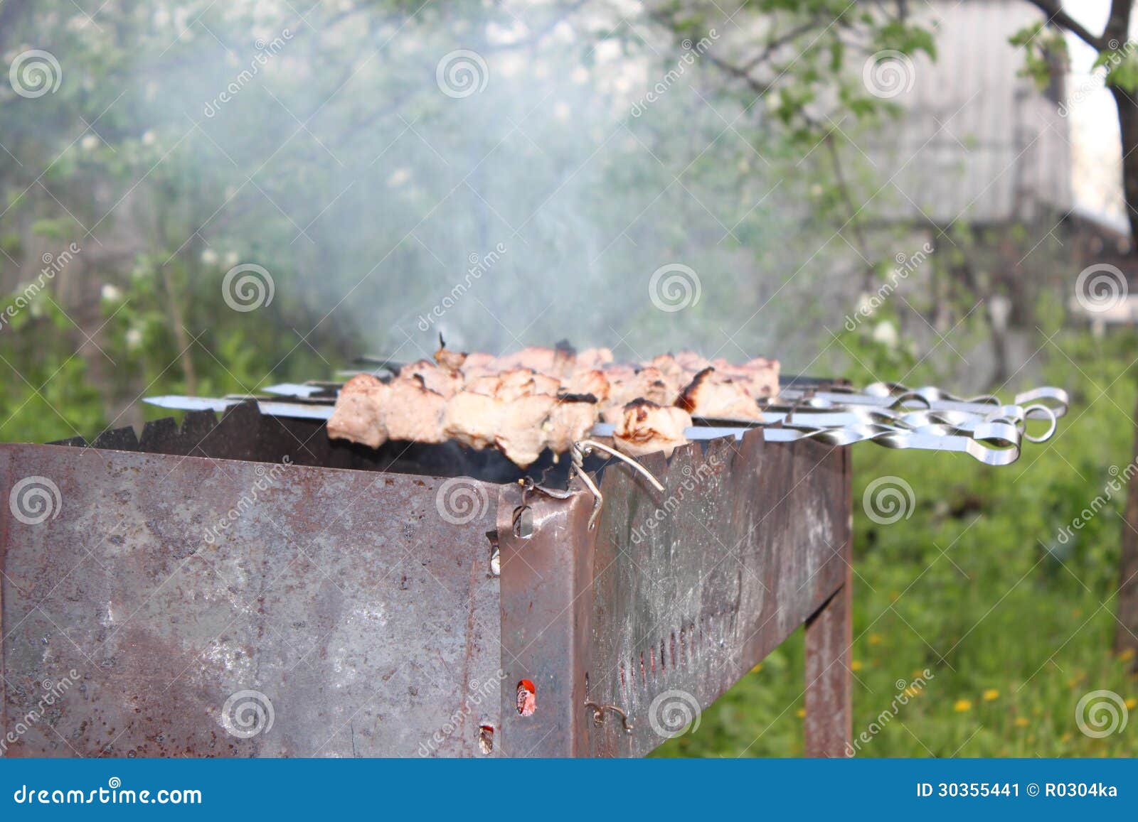 Grill im Freien. Grillen Sie im Freien im Früjahr im Land mit Messingarbeiter