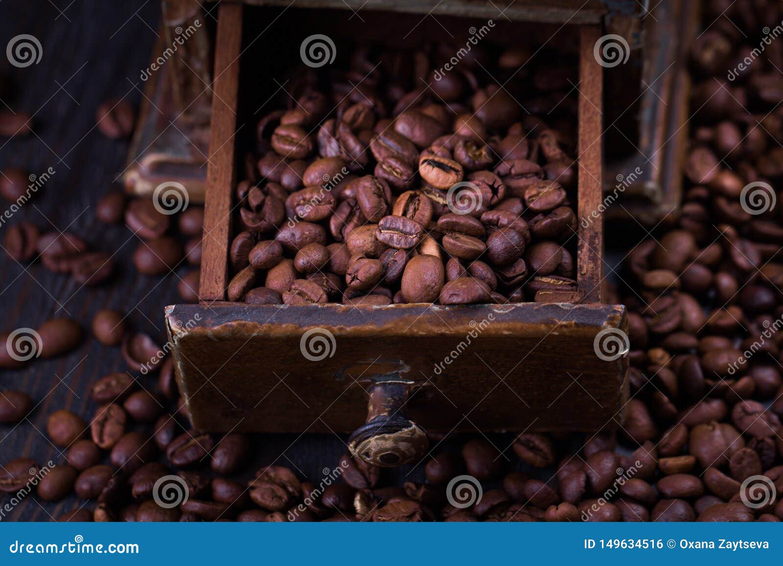 Grillade kaffeb?nor i en tappningkaffekvarn. Roasted coffee beans in a vintage coffee grinder. Dark background