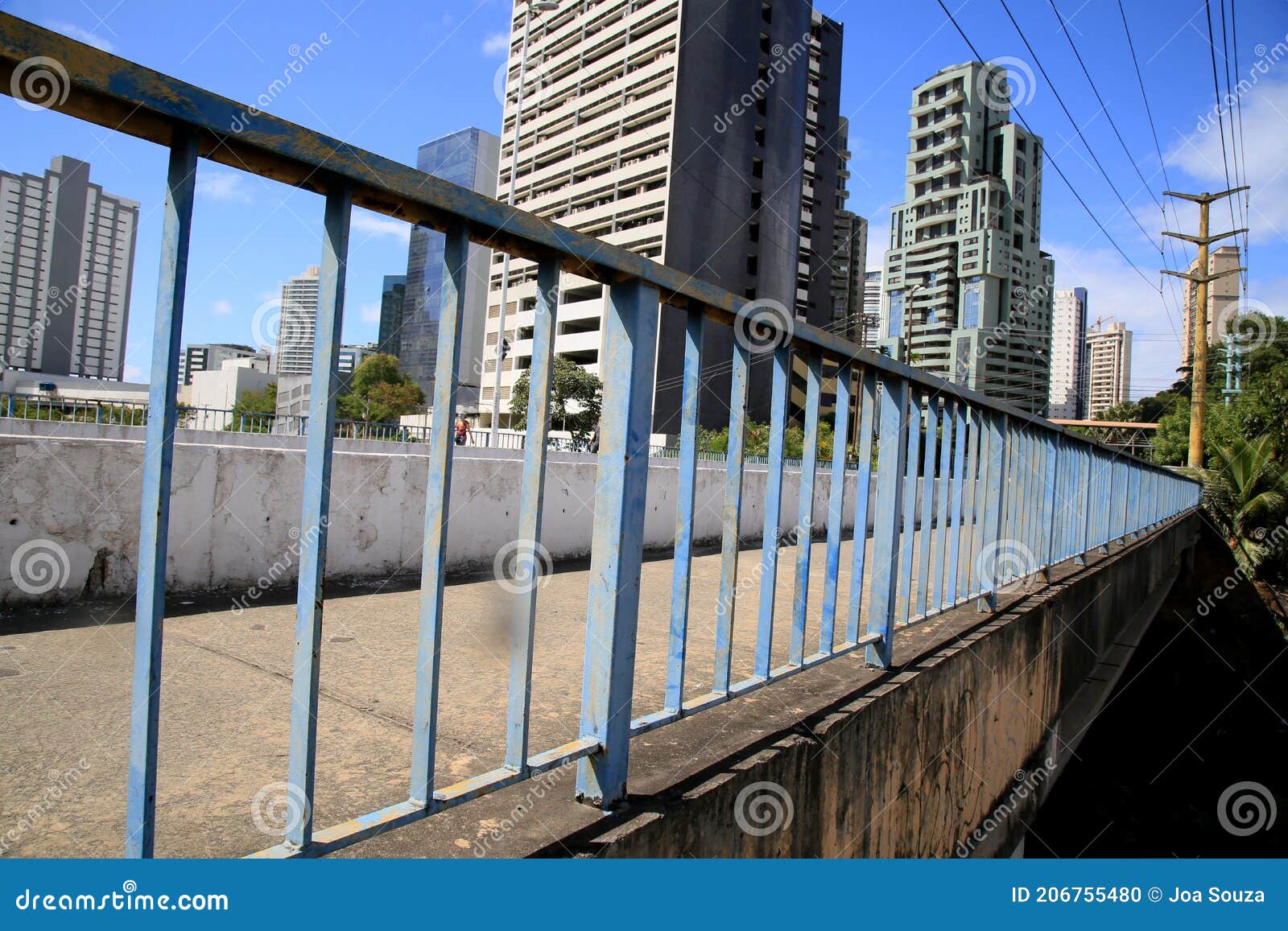 Grille De Protection Du Pont Image éditorial - Image du balustrade,  passerelle: 206755480