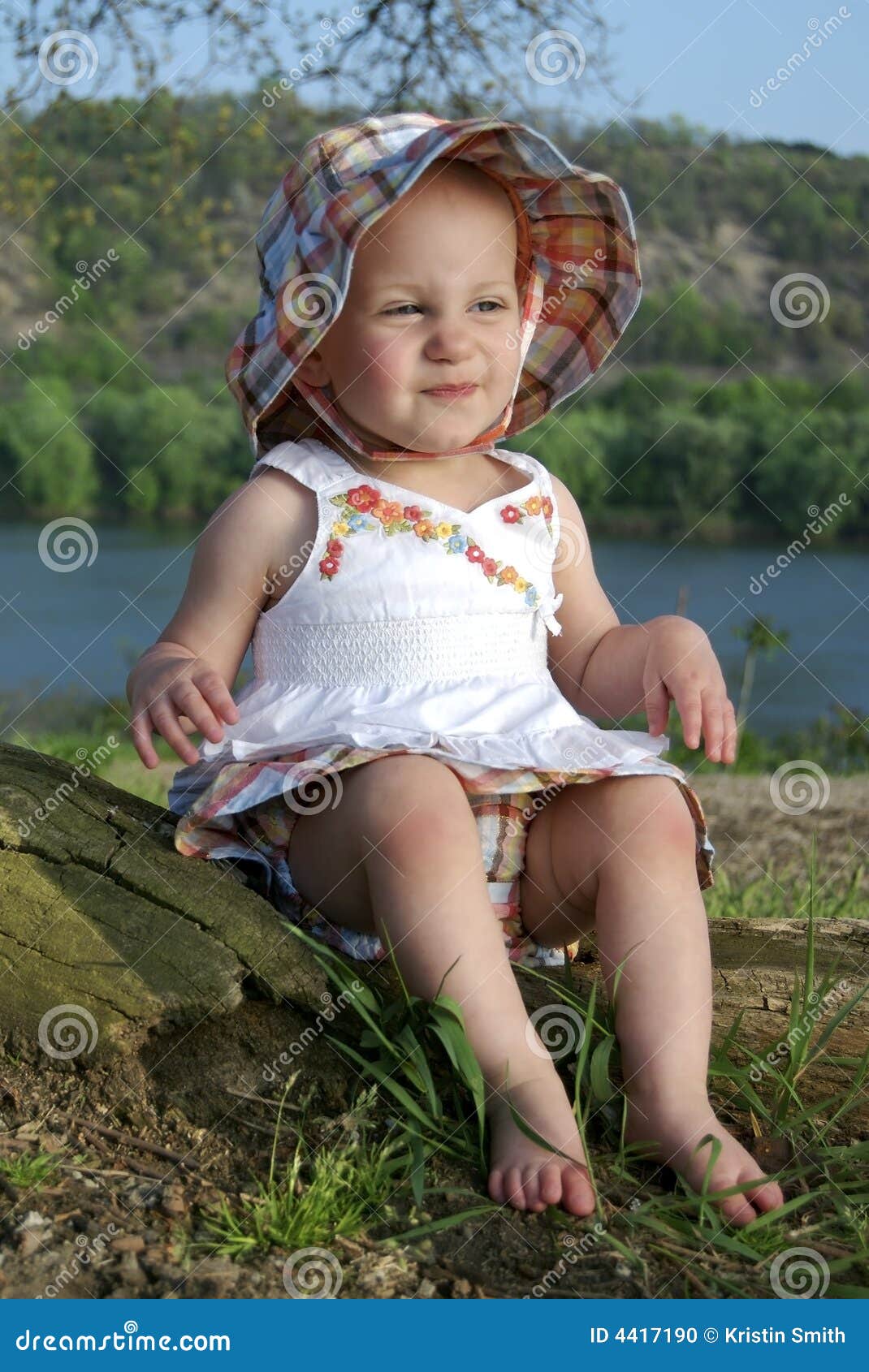 Grimassen trekkende Baby stock foto. Image of luier, wijfje - 4417190