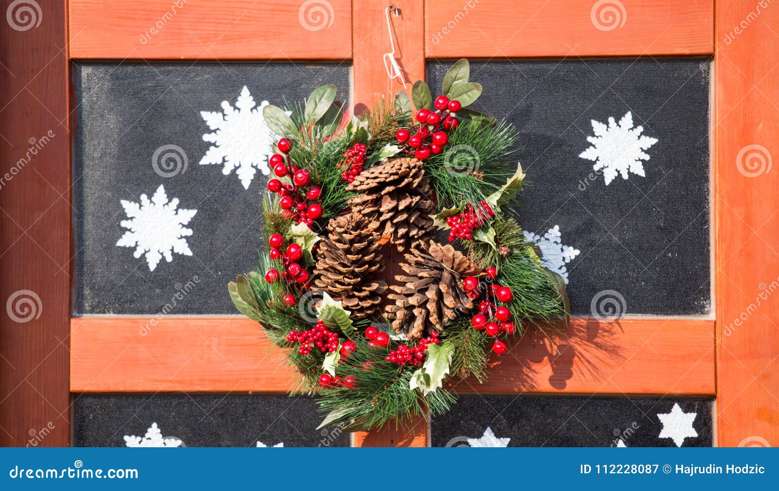 Grinalda Do Natal, Porta De Madeira Com Vidro, Decoração Do Natal, Imagem de Stock - Imagem de curva, dezembro: 112228087 Grinalda Do Natal, Porta De Madeira Com Vidro, Decoração Do Natal, Imagem de Stock - Imagem de curva, dezembro: 112228087