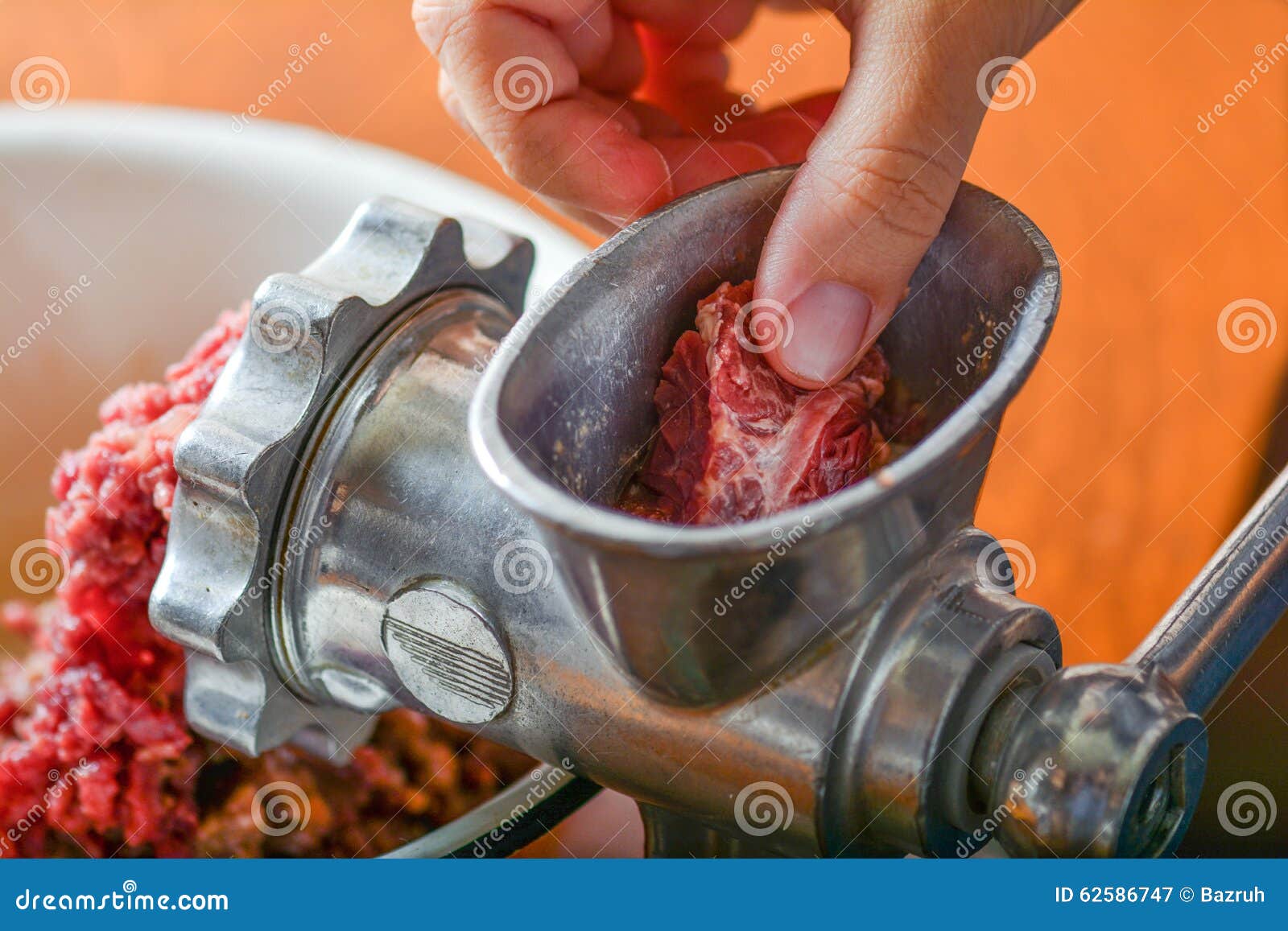 https://thumbs.dreamstime.com/z/grinding-meat-old-meat-grinder-vintage-metal-meatgrinder-62586747.jpg
