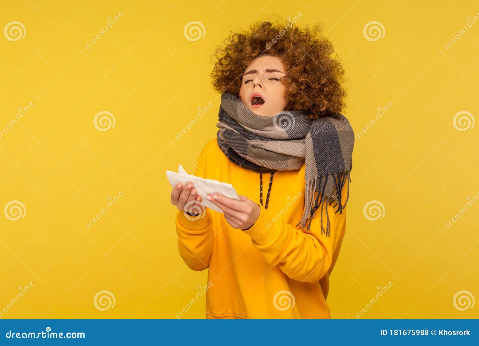 Um homem bonito com cabelo encaracolado e camisa xadrez se sentindo mal e  com dores