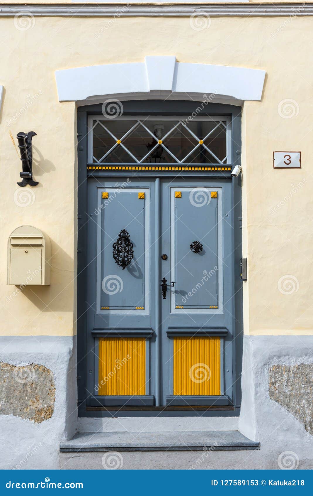 Gris De Porte D Entree Dans Le Style Ancien Une Boite De Lettre Et Une Maison En Pierre Jaune A Tallinn Estonie Image Stock Image Du Entree Detail 127589153
