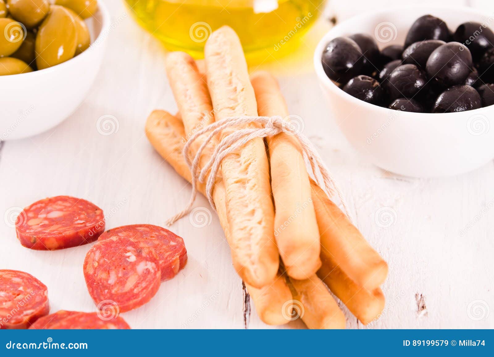 Grissini Breadsticks Med Salami Fotografering för Bildbyråer Bild av