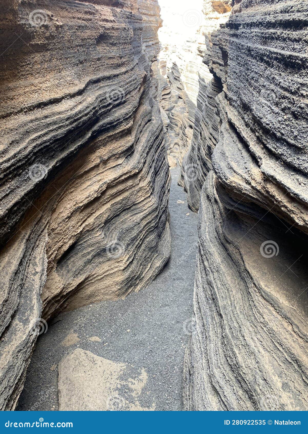 grito del volcanic is a volcanic crack where you can walk.