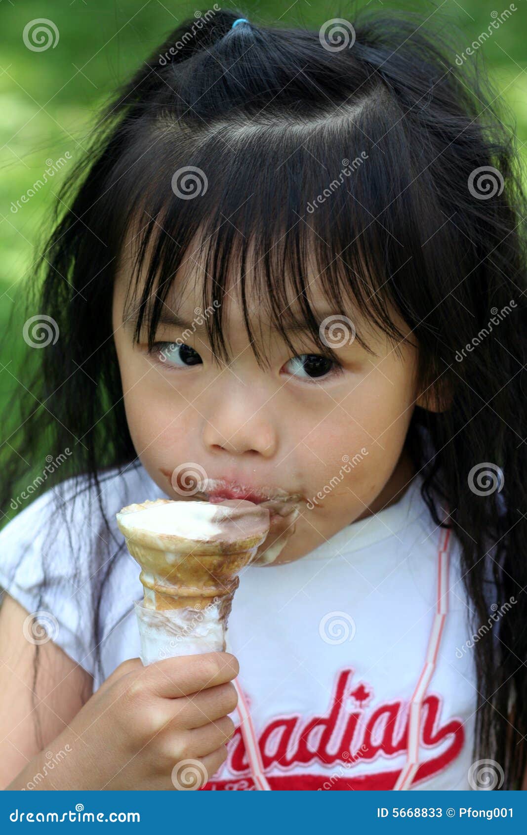 Grito para el helado. Preschooler que goza de su helado en un día de verano caliente