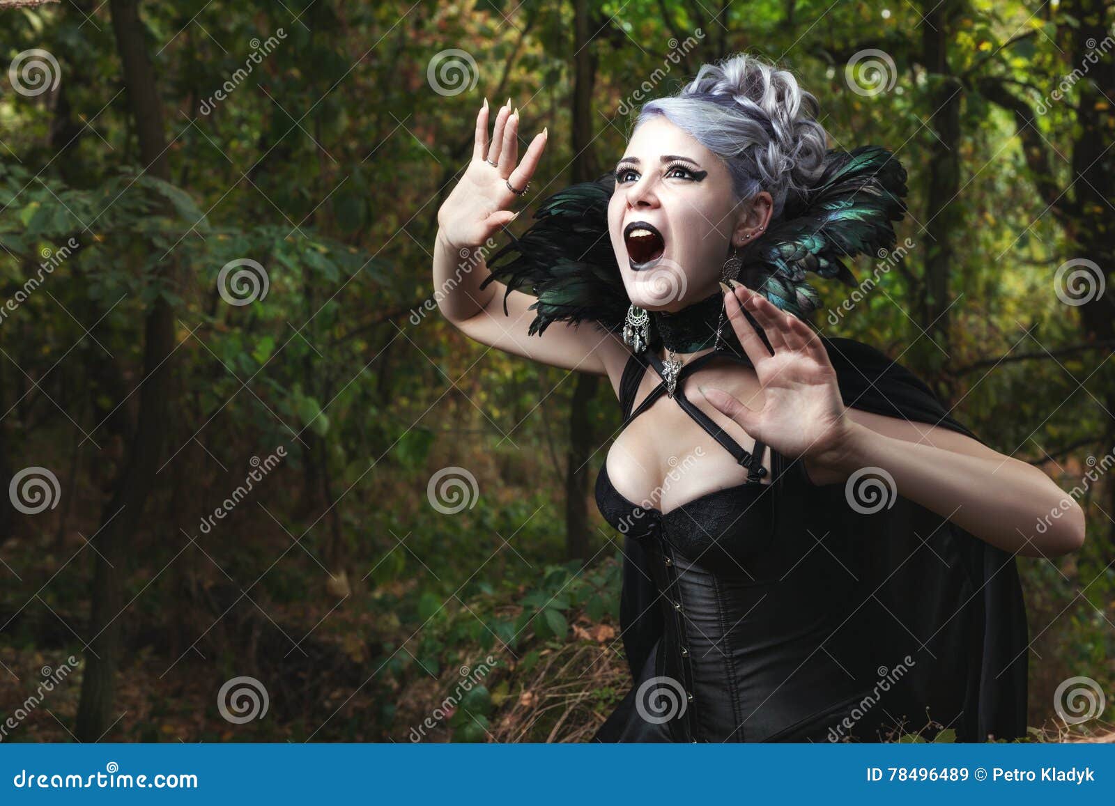 Bruxas Assustadoras Com Cabelo Grisalho Imagem de Stock - Imagem de  feriado, assustador: 221813357