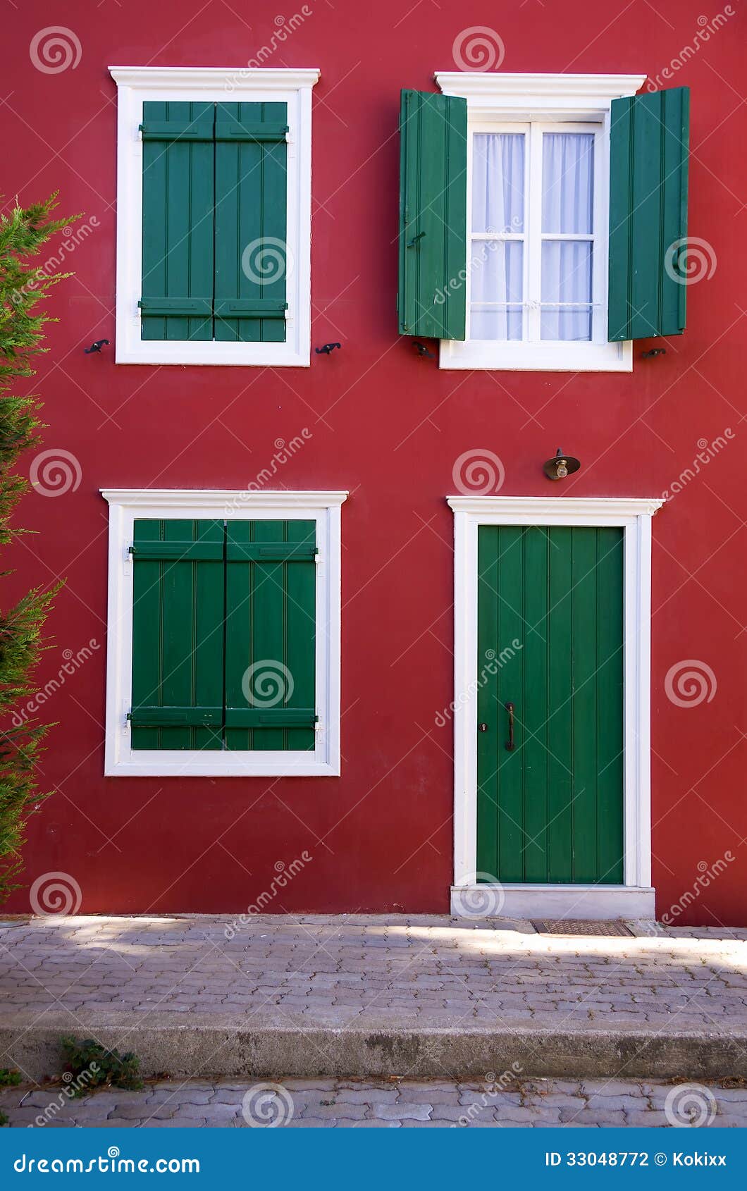 Grüne fensterläden auf einer roten wand stockfotografie bild ...