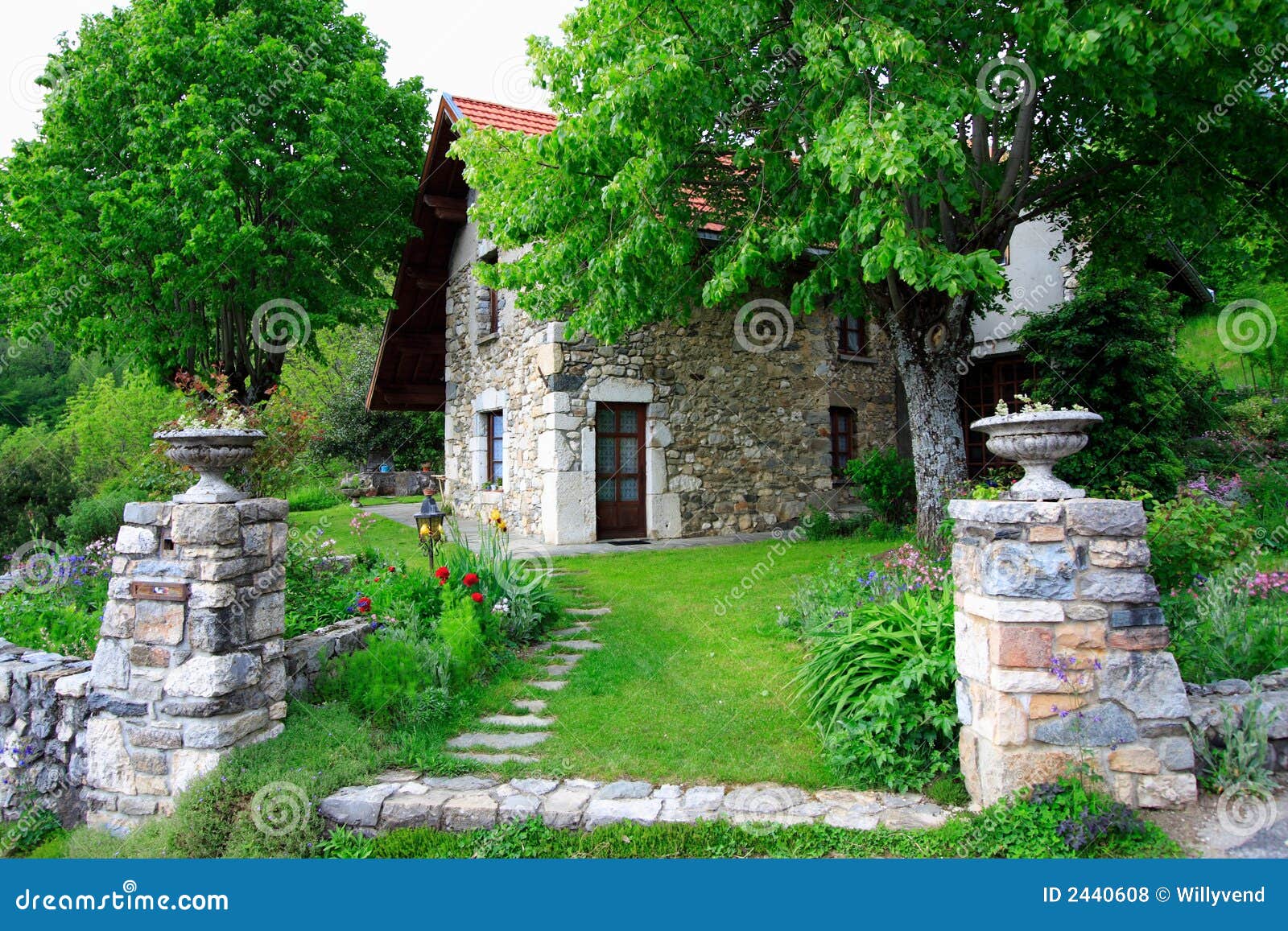 Großartiges Altes Haus Und Garten Stockfoto - Bild von land, architektur: 2440608