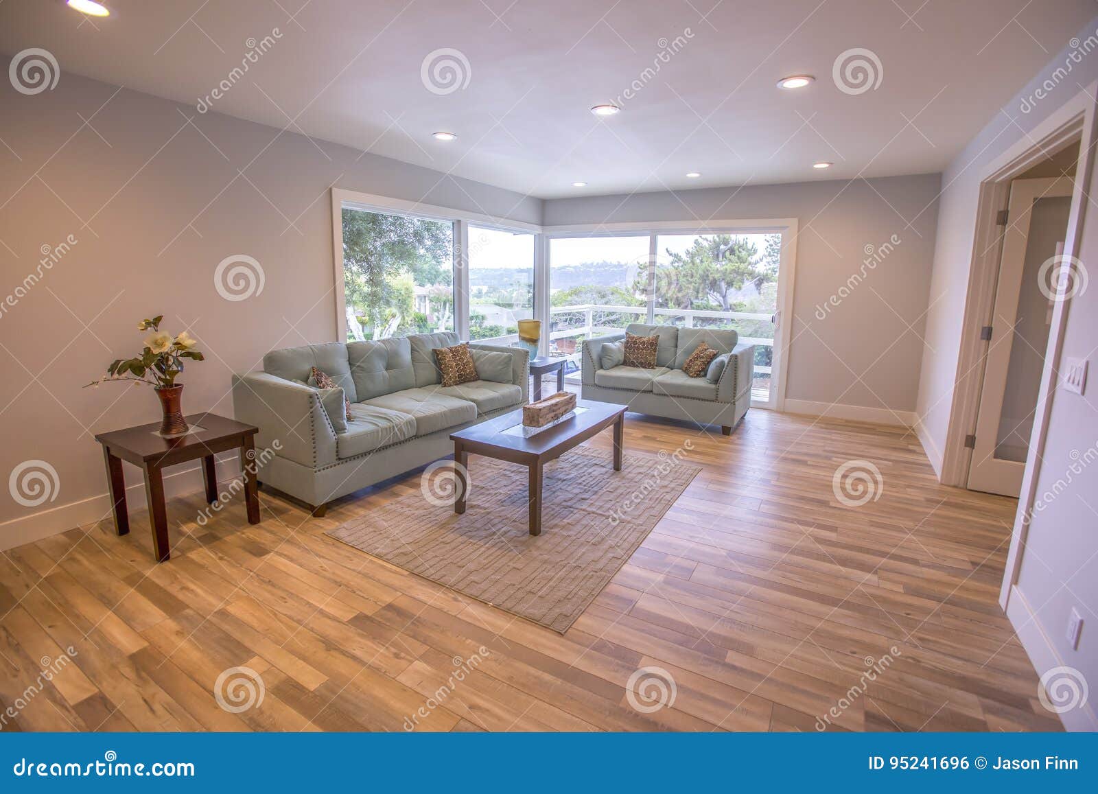 Grosse Fenster Hinter Couch In San Diego Haus Stockfoto Bild Von