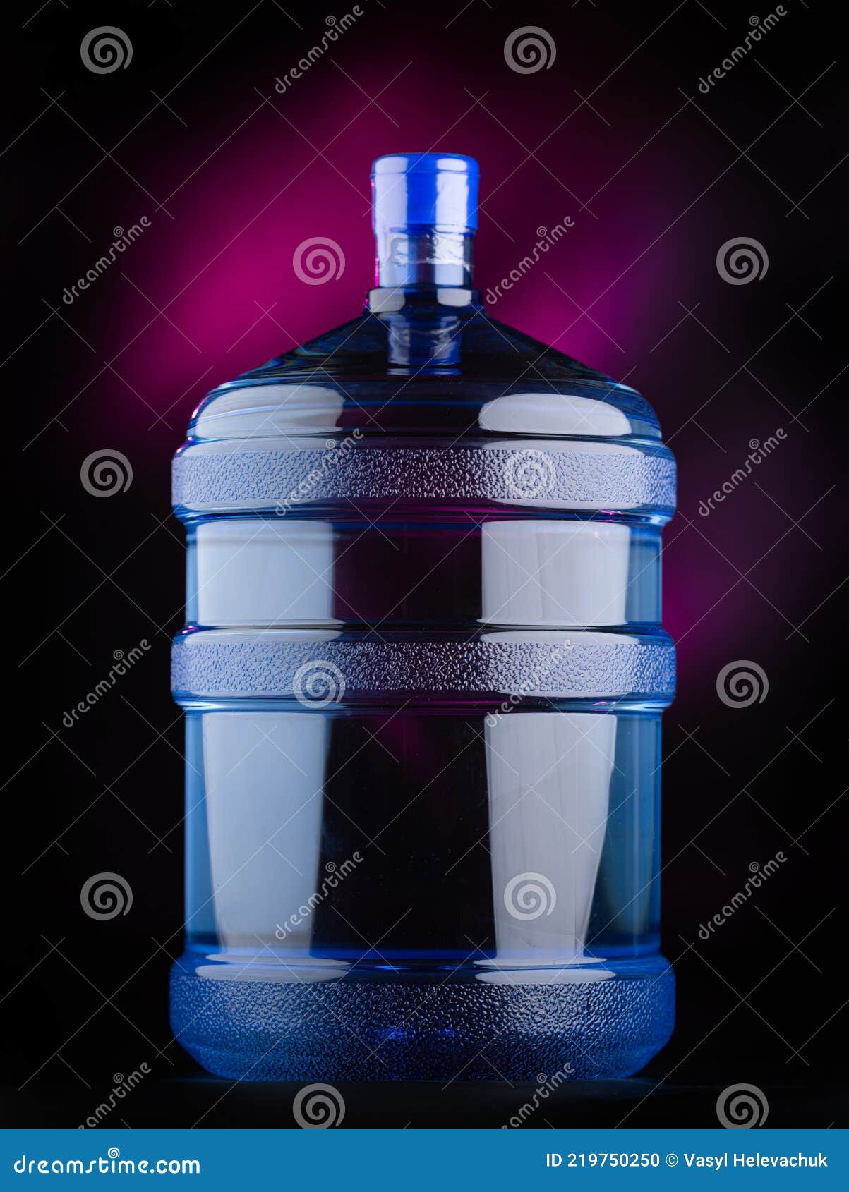 große Flasche Wasser mit Pumpe isoliert auf weißem Hintergrund