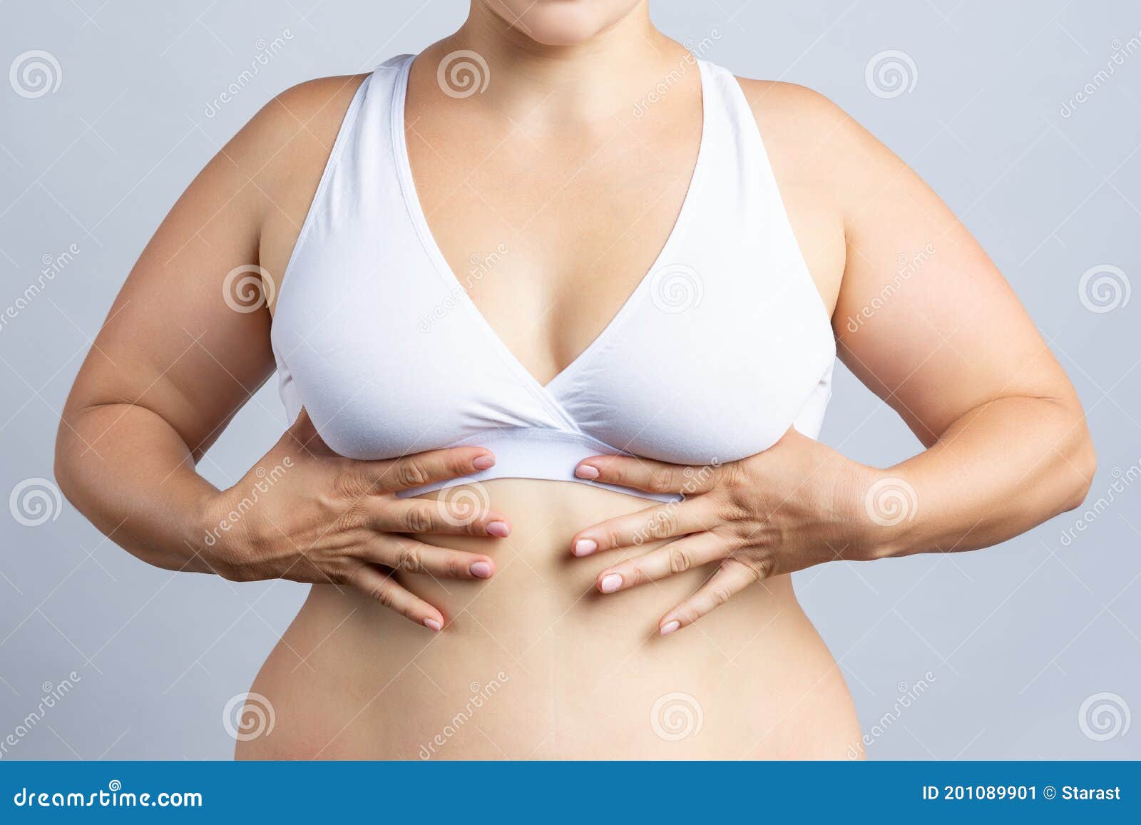Große Natürliche Brüste in Der Weißen BHnahaufnahme Auf Grauem Hintergrund Stockbild Schwarz 1600x1157 Sexbild HD Große Natürliche Brüste in Der Weißen BHnahaufnahme Auf Grauem Hintergrund Stockbild Foto Foto