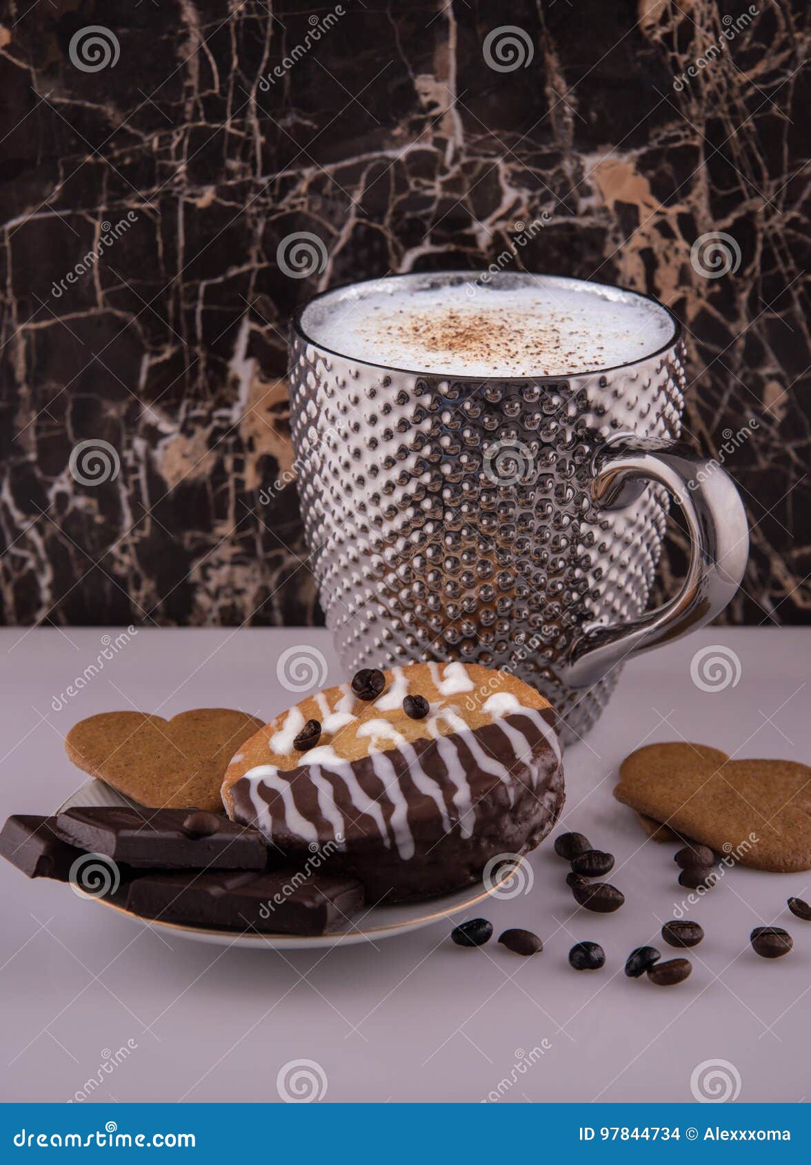 Grosse Pimpled Silberne Tasse Kaffee Und Kuchen Bisquits Schokolade Und Kaffeebohnen Auf Der Weissen Reflektierenden Oberflache Stockfoto Bild Von Pimpled Tasse