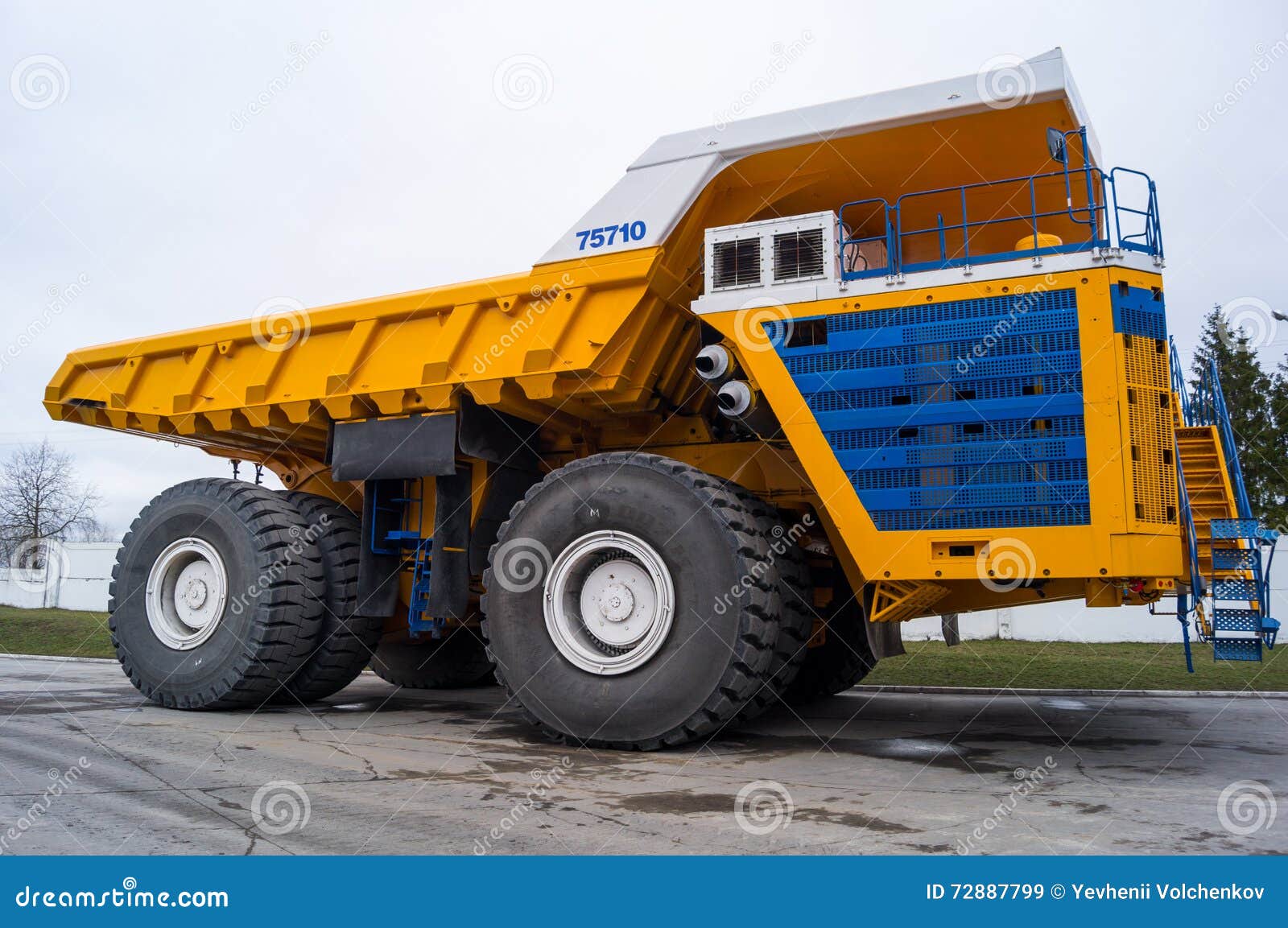 Grosser Industrieller Bergbau Kipplaster Belaz Hintergrund Redaktionelles Stockbild Bild Von Leistung Planierraupe