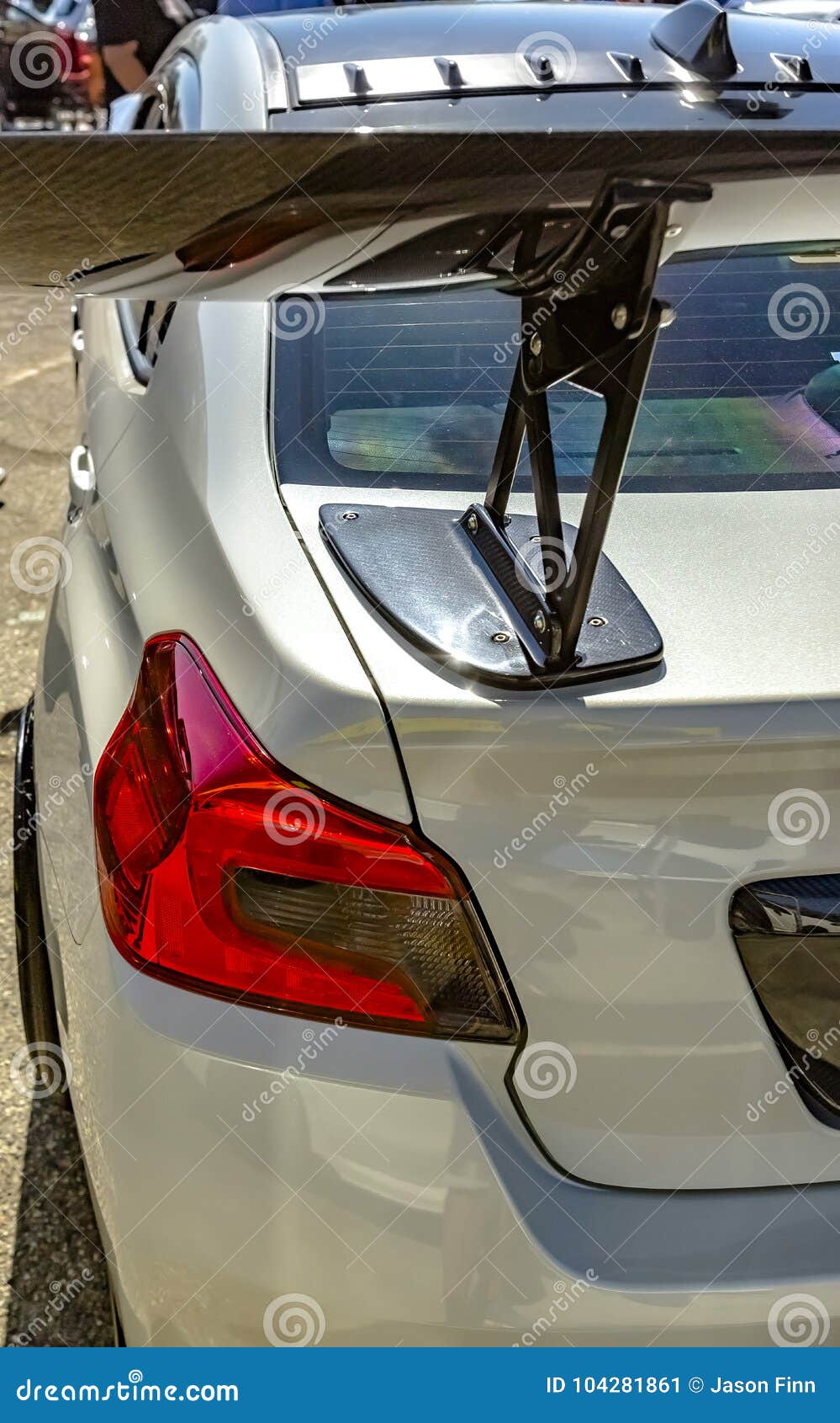 https://thumbs.dreamstime.com/z/gro%C3%9Fer-schwarzer-spoiler-auf-einem-wei%C3%9Fen-auto-104281861.jpg