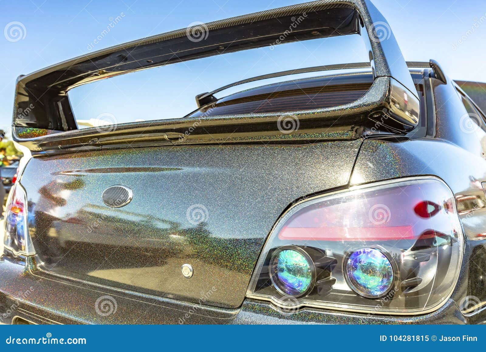 Großer Spoiler Auf Einem Schwarzen Auto Mit Scheinen Stockbild - Bild von  mode, aerodynamisch: 104281815